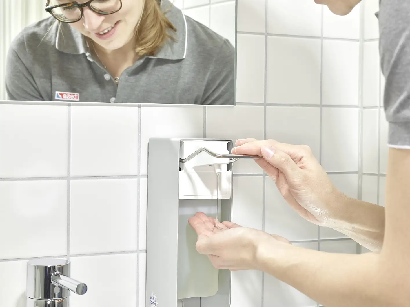 tesa PowerKit montaż dozownika mydła w branży związanej z higieną - krok 8