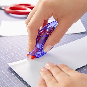 Wymiary osłonki przenieś na papier we wzory, dodając po 2 cm do szerokości oraz wysokości. Ponumeruj. •	Nożyczkami wytnij elementy i sklej je klejem w taśmie tesa® wzdłuż dłuższych krawędzi. Postępuj w ten sposób do otrzymania pełnej osłonki.