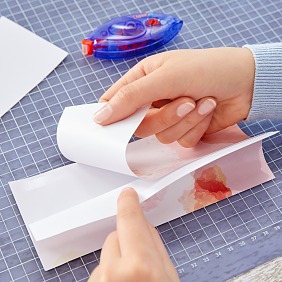 Sklej papier na złączeniu tworząc osłonkę