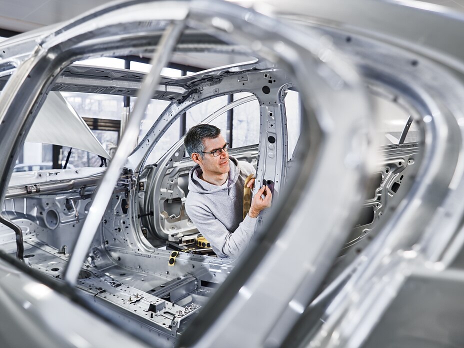 maskowanie otworów w branży automotive z tesa Prace manualne na linii produkcyjnej