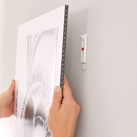 Klebenagel nach Anleitung auf der Verpackung an der Wand anbringen und das fertige Bild daran aufhängen.