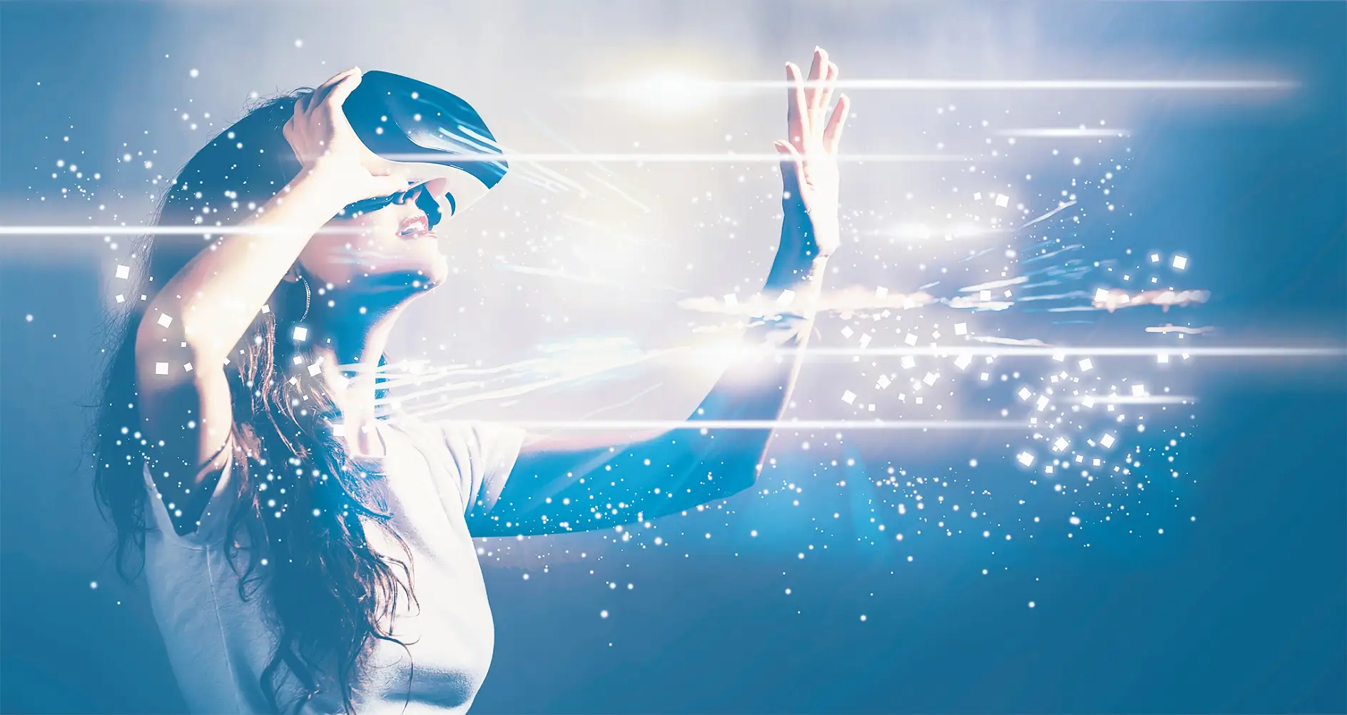 Ekran z młodą kobietą używającą sprzętu wirtualnej rzeczywistości