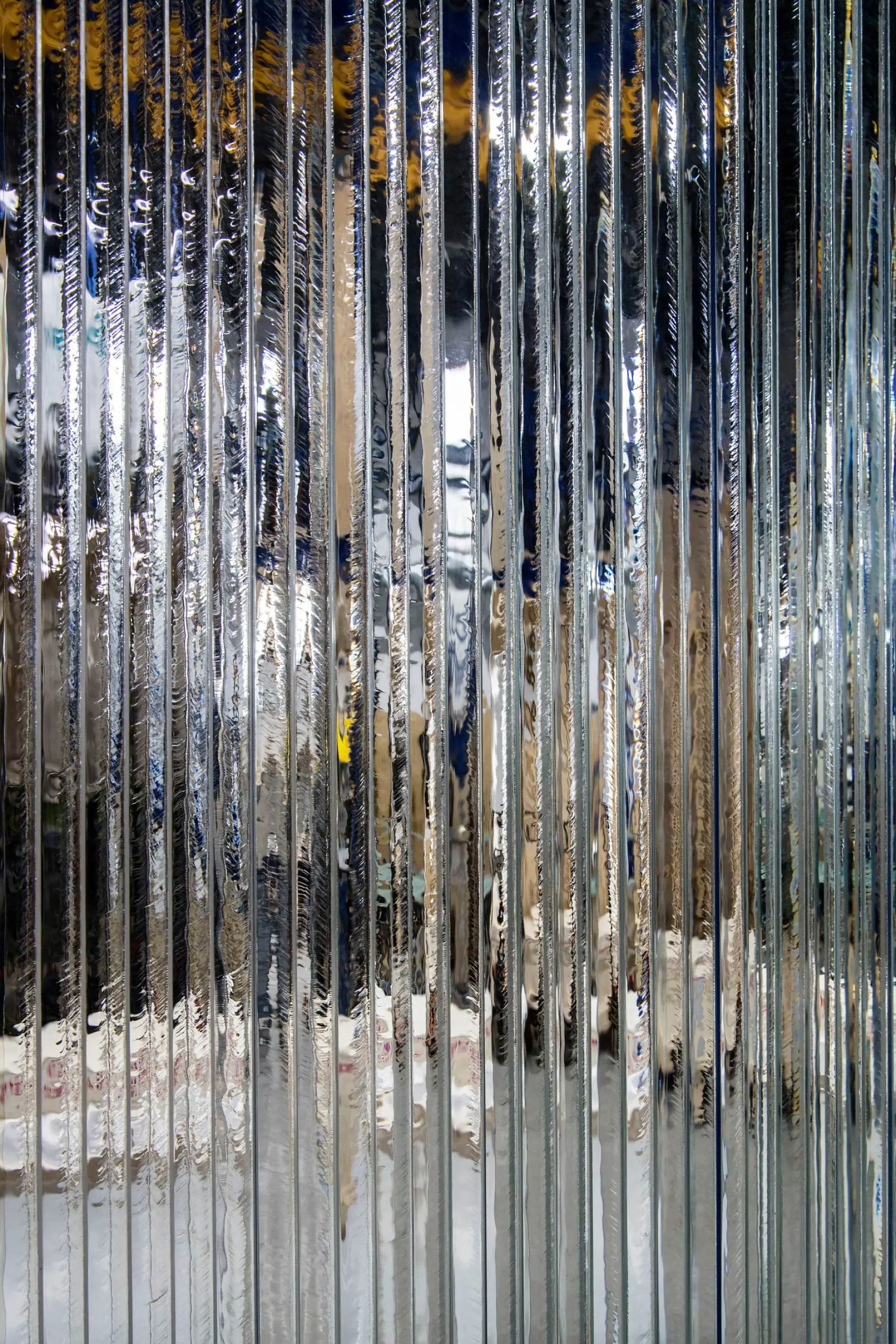 Ponad 10 000 elementów szklanych połączono ze sobą w celu uzyskania półprzezroczystej, łukowato zaokrąglonej fasady.