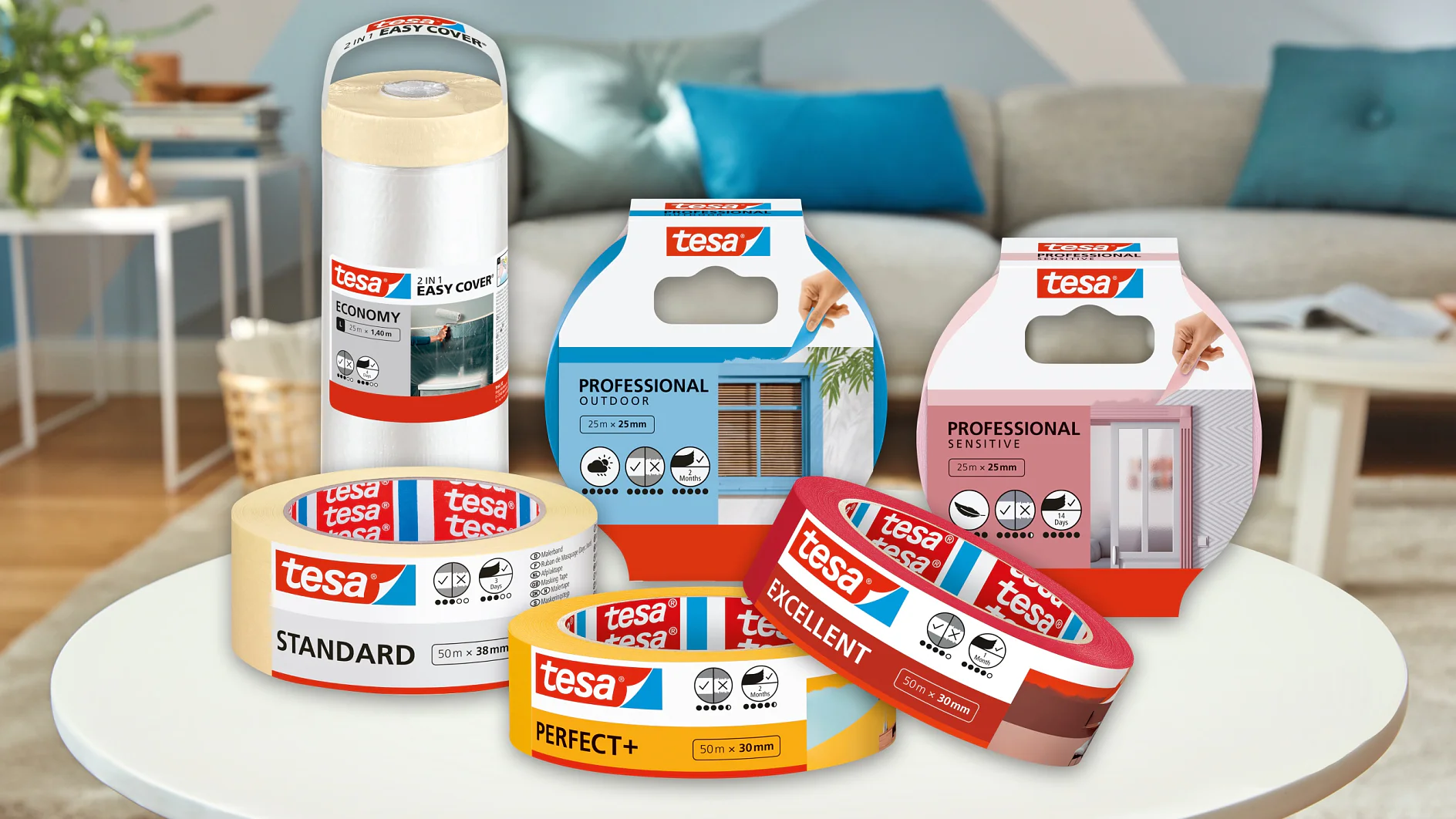Tabela prezentuje różne produkty z taśmą tesa, w tym taśmy maskujące oznaczone jako Standard, Perfect+ i Easy Cover. Za taśmami tesa znajdują się profesjonalne opcje kleju zewnętrznego i wrażliwego. W tle znajduje się aranżacja salonu. (This text has been generated by AI)