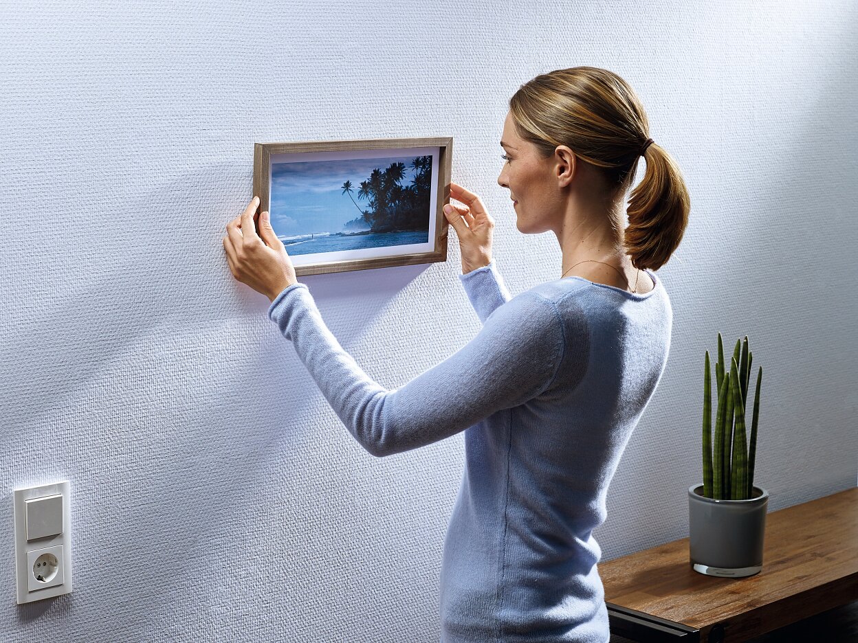 [en-en] tesa Smart Mounting System Adhesive Nail 0,5kg Step 11 of 12 wallpaper