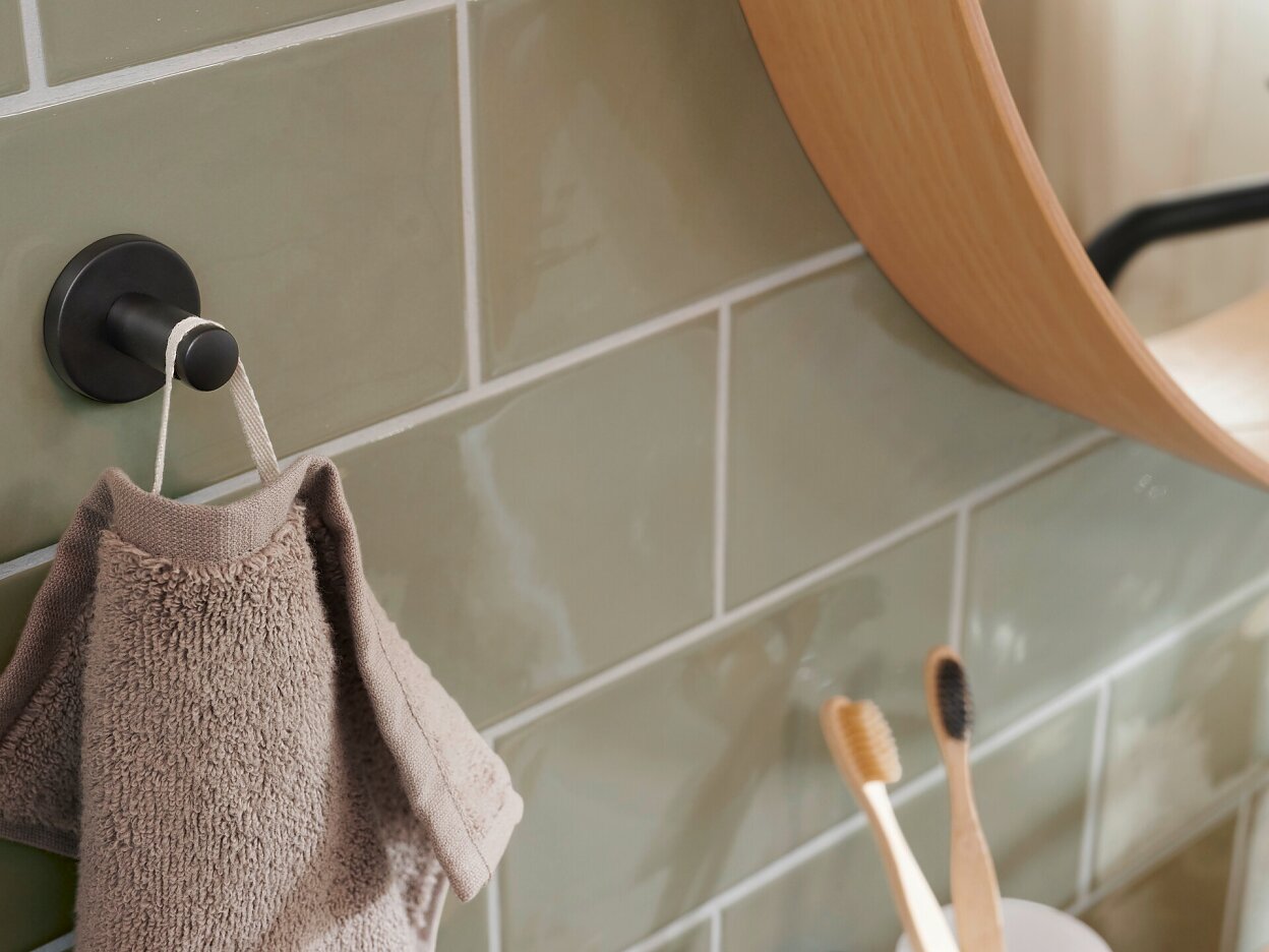 tesa_Moon_coloured_Towel_hook_step_07of10_ap