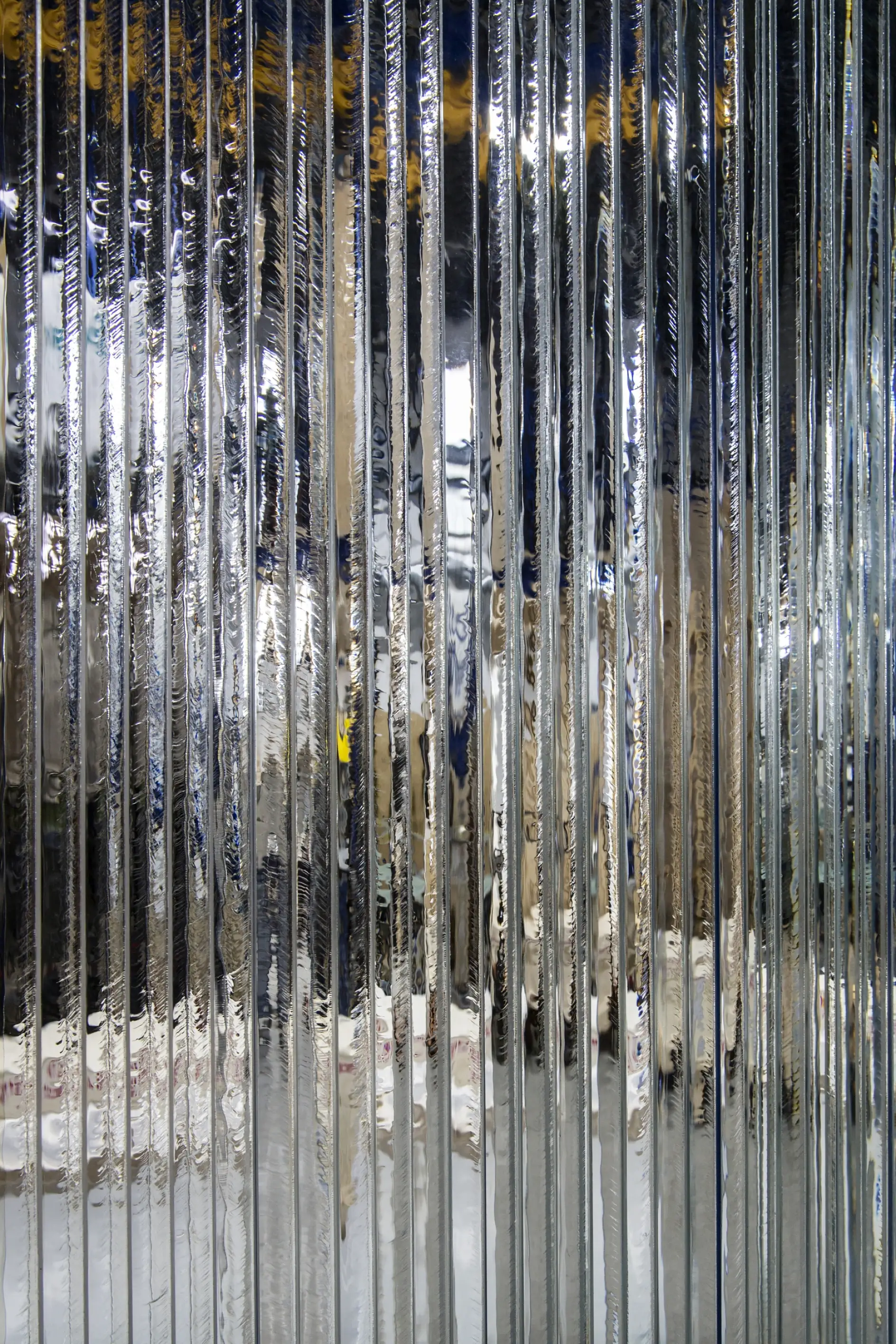 Mais de 10.000 elementos de vidro foram unidos para criar uma fachada curva semitransparente.