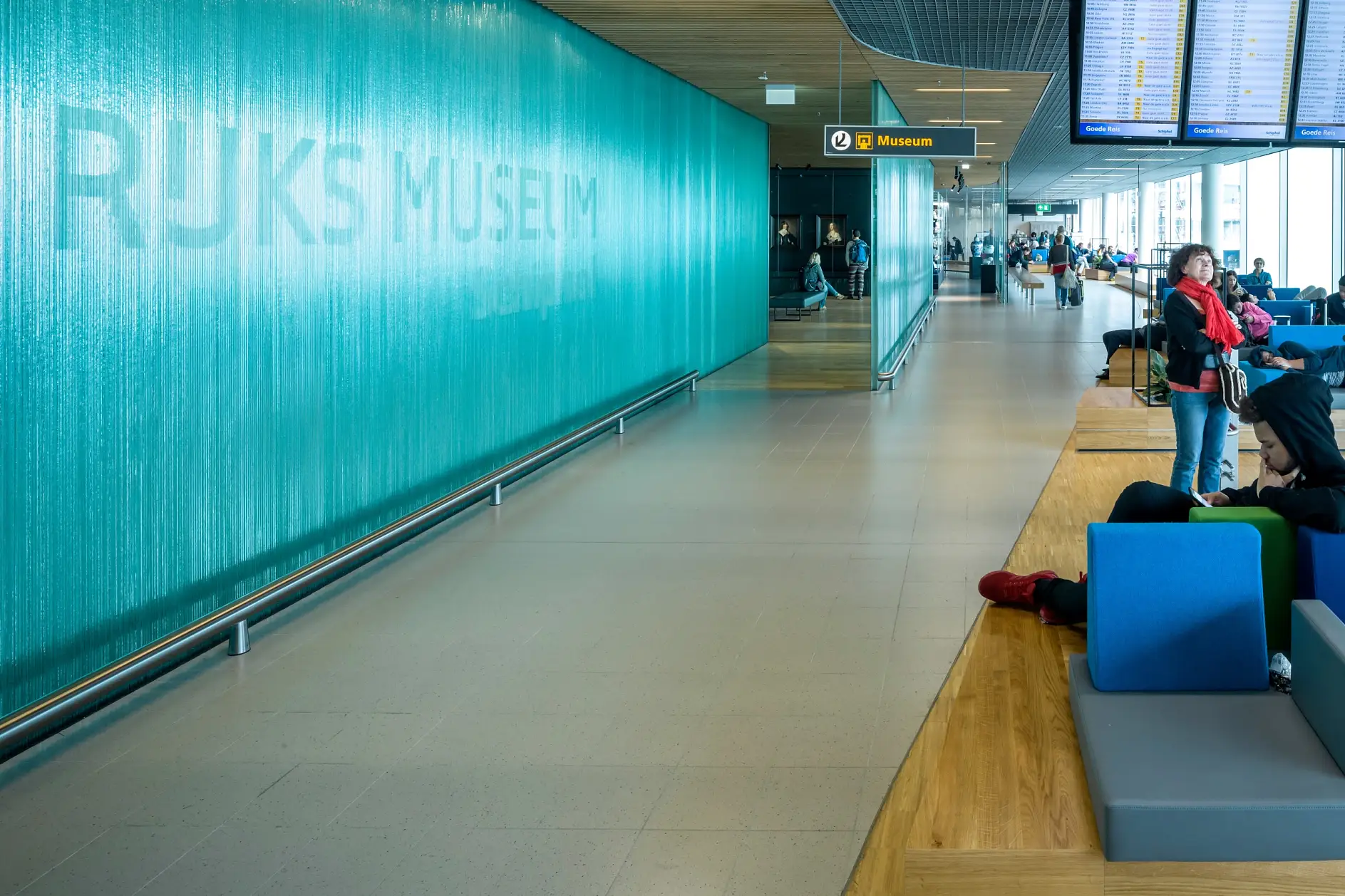 Painéis de vidro nas instalações satélite do Rijksmuseum, na Holland Boulevard, no Aeroporto Schiphol.