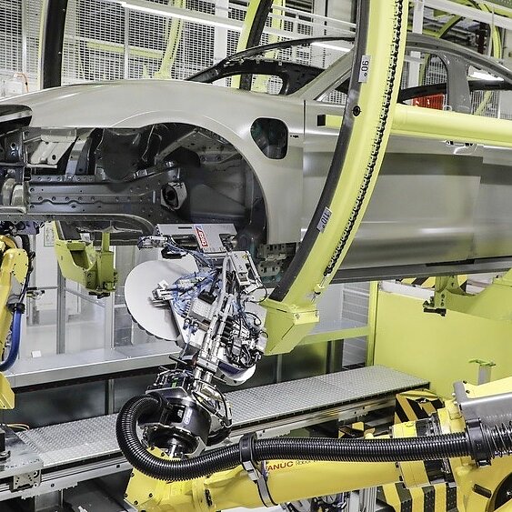 Processo de produção - vedação de furos Porsche The alternative to plastic plugs: sealing patches from the adhesive manufacturer tesa, which a robot positions quickly and reliably. (© Porsche AG / tesa SE)