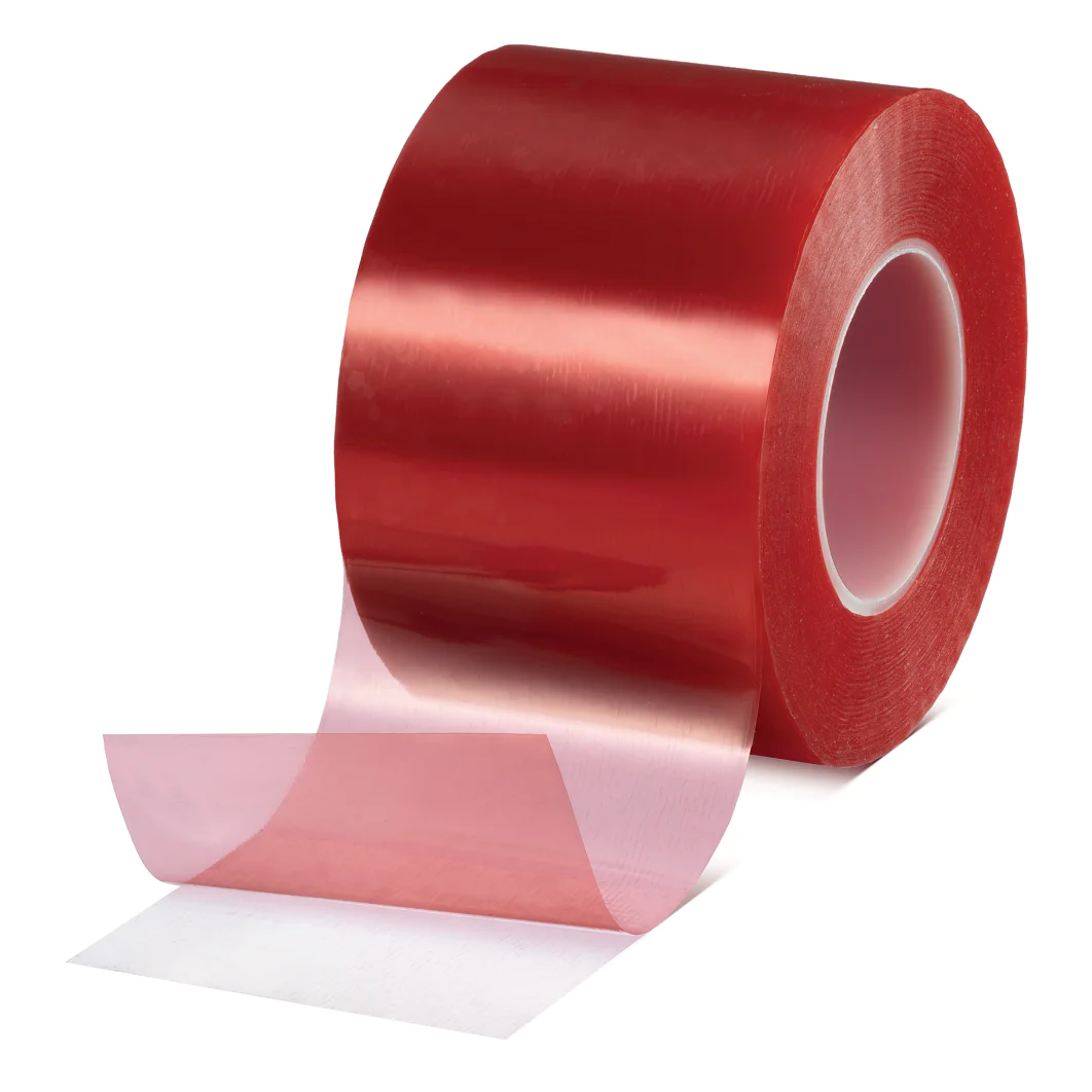 Um rolo de fita tesa vermelha com uma parte desenrolada, exibindo sua textura transparente e brilhante. A fita tesa está posicionada na vertical contra um fundo branco simples. (This text has been generated by AI)