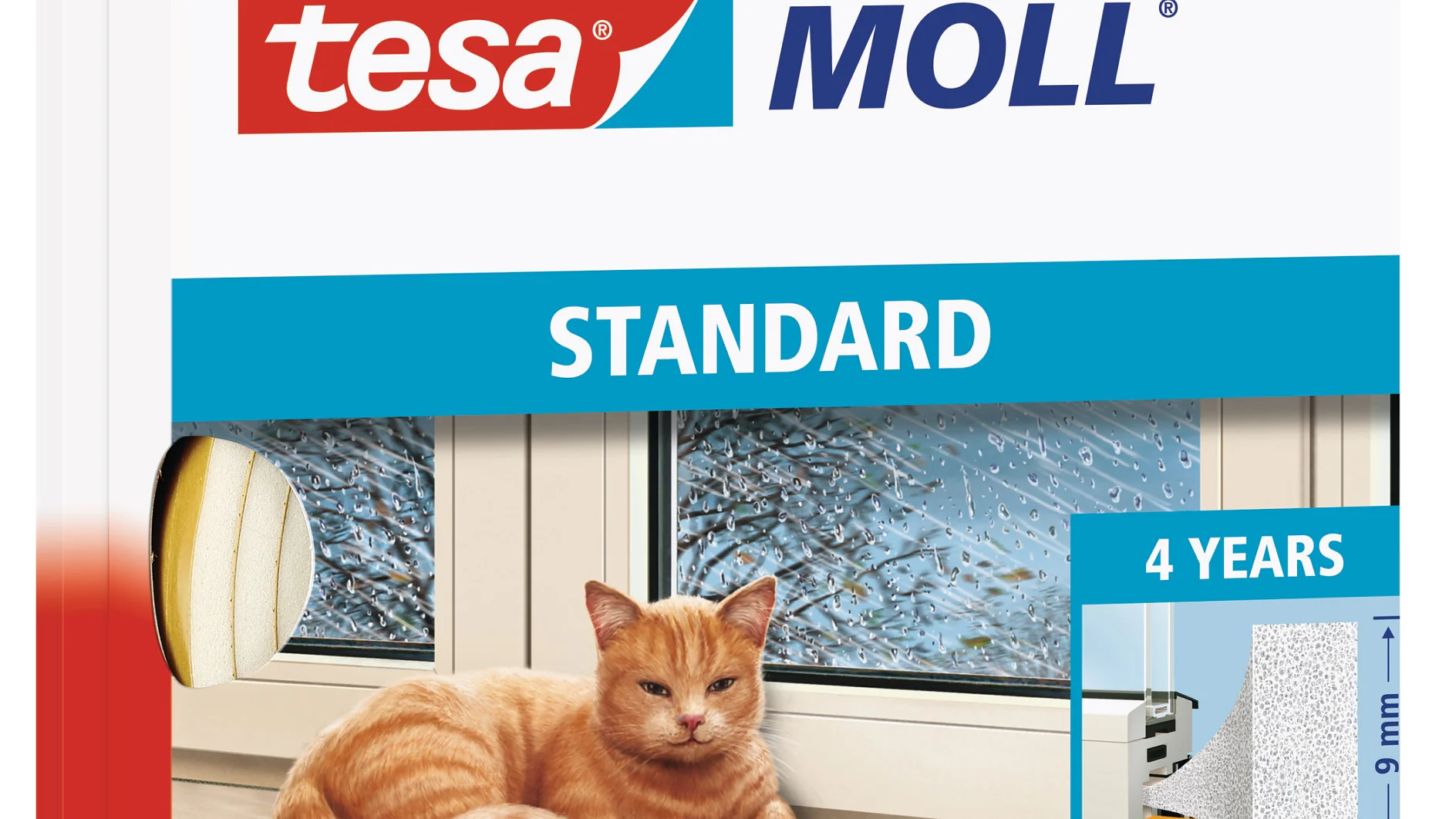 Embalagem de fita tesa moll Standard para isolamento de janelas. A parte da frente apresenta uma janela com condensação ao fundo e um gato ruivo deitado no parapeito da janela. Este produto é projetado para pequenos vãos, mede 6 metros e promete durar 4 anos. (This text has been generated by AI)