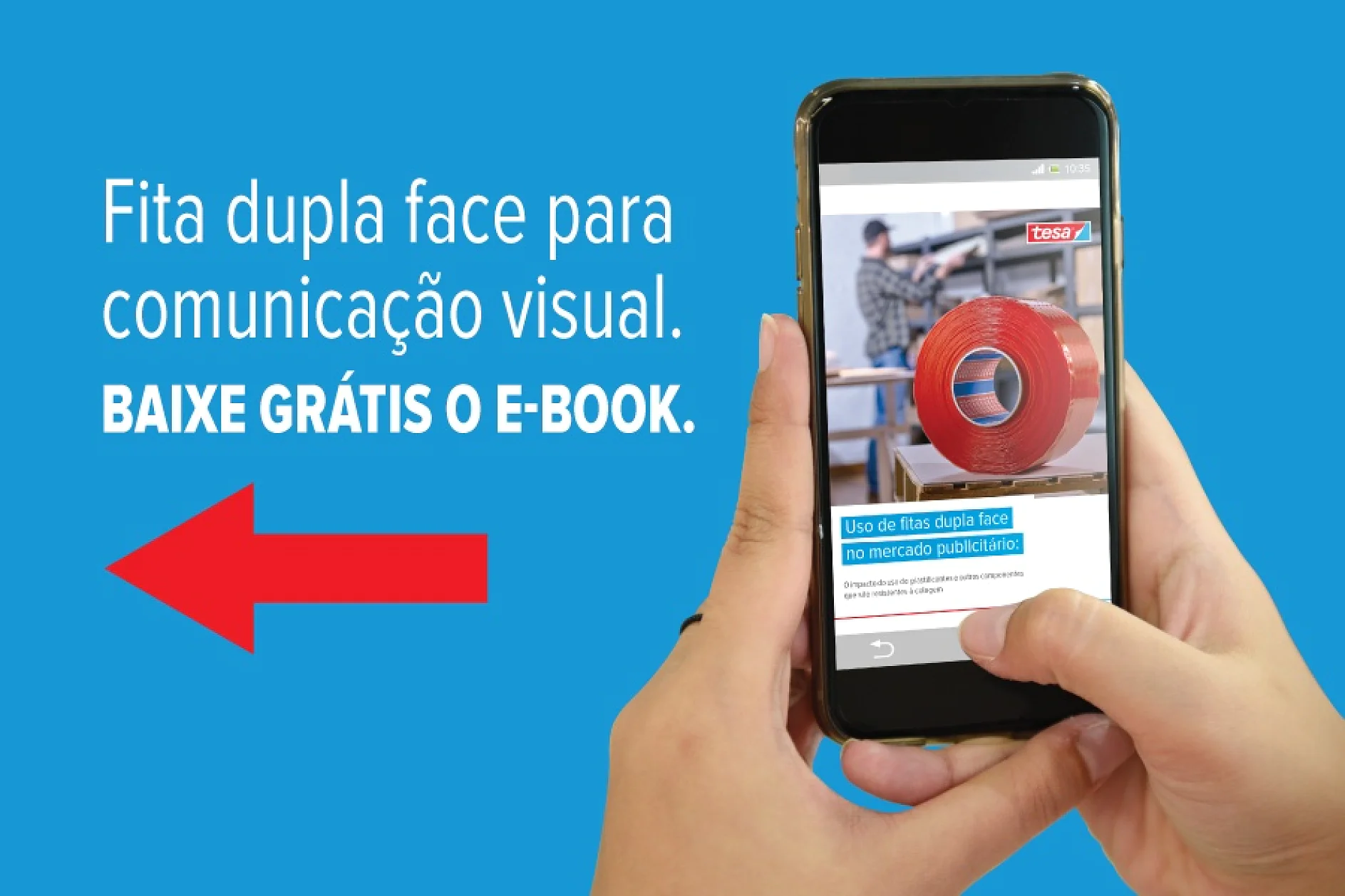 Uma pessoa segura um smartphone exibindo um e-book sobre fita dupla face tesa em publicidade. O texto no fundo azul diz: Fita dupla face para comunicação visual. BAIXE GRÁTIS O E-BOOK. Uma grande seta vermelha aponta para a esquerda. (This text has been generated by AI)