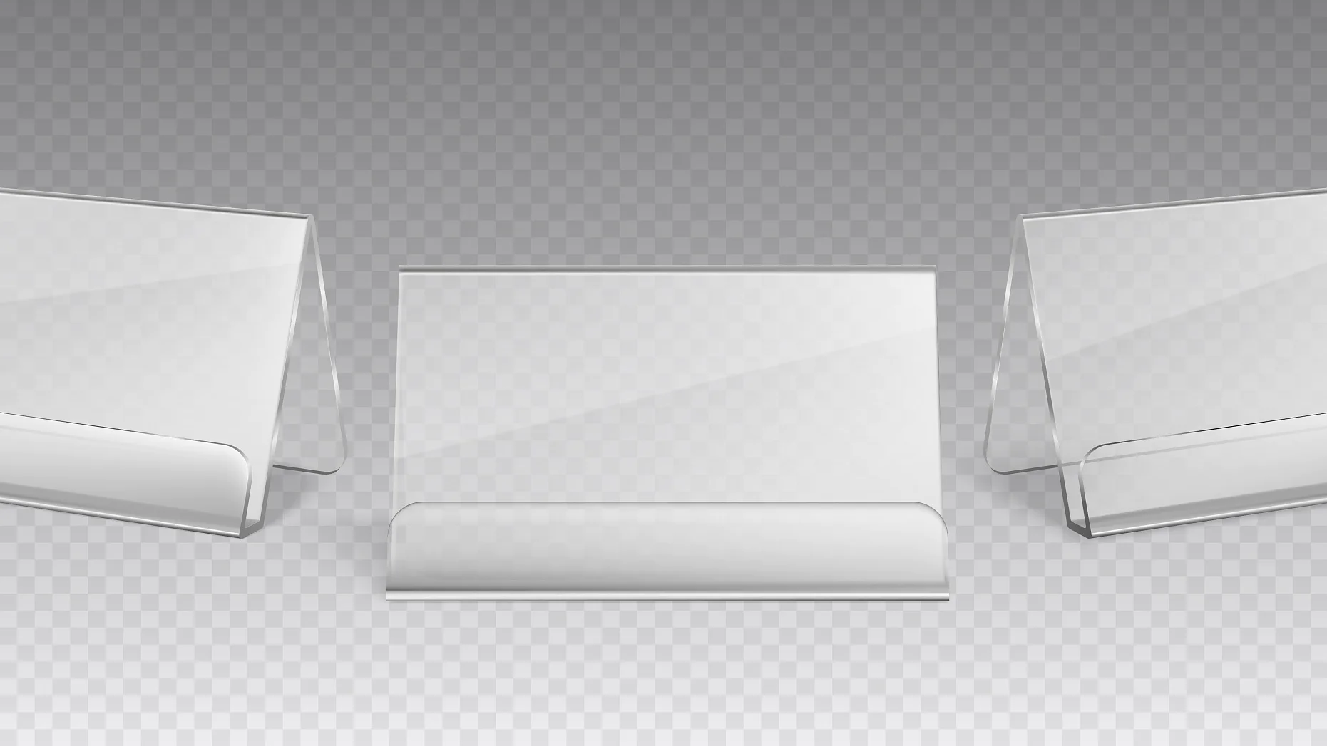 Três suportes de exposição vazios e transparentes em um fundo de grade transparente, cada um com uma base ligeiramente curvada suportando uma folha de acrílico vertical. Os suportes são fixados usando fita tesa e são posicionados em uma fileira em ângulos variados, exibindo seu design. (This text has been generated by AI)