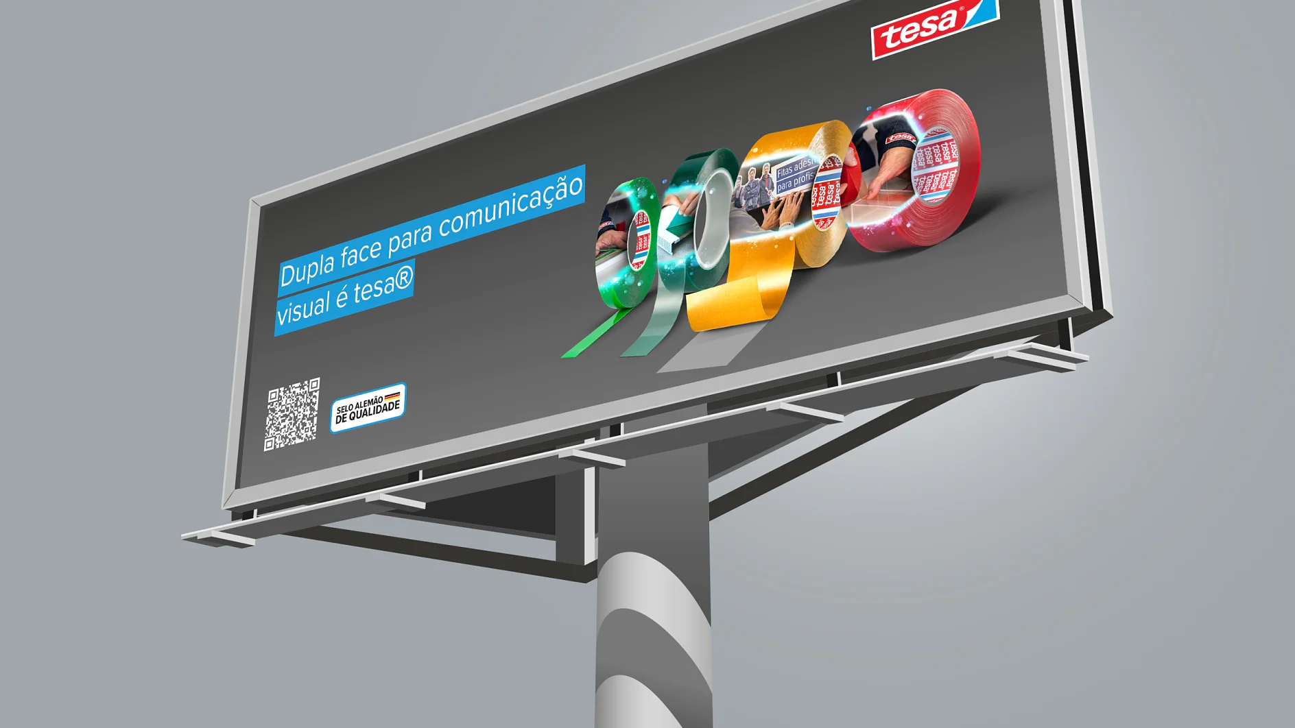Um outdoor exibe um anúncio de fitas adesivas da tesa. O design apresenta vários rolos coloridos de fita tesa com o texto Dupla face para comunicação visual é tesa® e um código QR no lado esquerdo. (This text has been generated by AI)