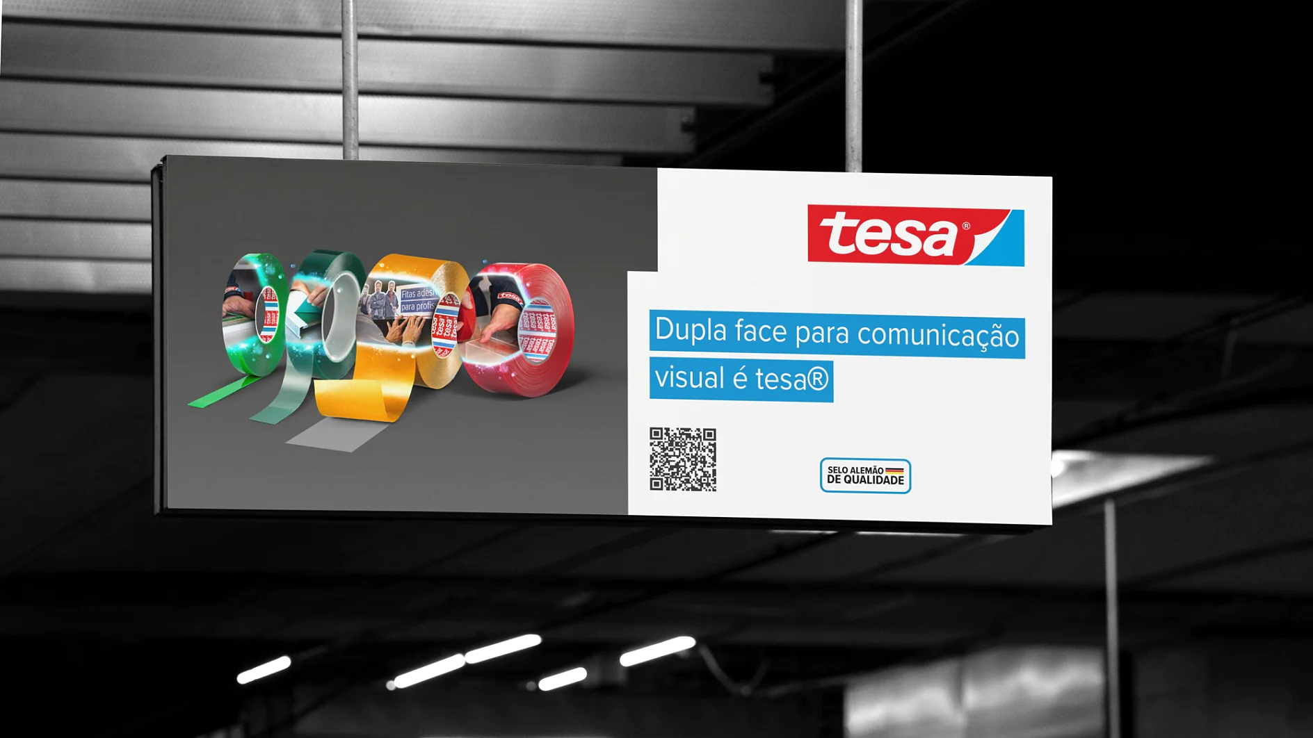 Um painel publicitário numa estação de metro exibe um anúncio em fita tesa com imagens de várias fitas tesa. O texto em português diz “Dupla face para comunicação visual é tesa” com um código QR e um logotipo de “Boas Marcas de Casa. (This text has been generated by AI)