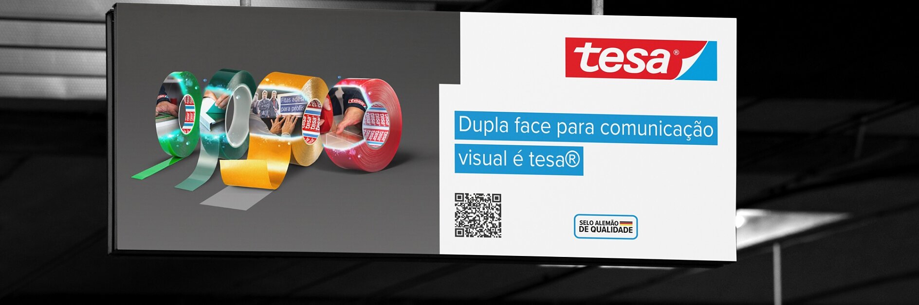Um painel publicitário numa estação de metro exibe um anúncio em fita tesa com imagens de várias fitas tesa. O texto em português diz “Dupla face para comunicação visual é tesa” com um código QR e um logotipo de “Boas Marcas de Casa. (This text has been generated by AI)