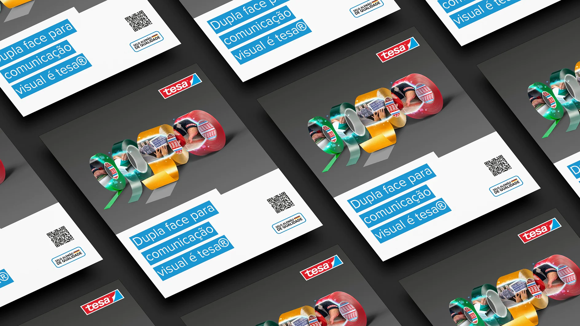 A imagem mostra vários folhetos de produtos dispostos em um padrão de grade. Cada folheto apresenta rolos coloridos de fita tesa com o texto Dupla face para comunicação visual e têxtil e inclui um código QR e branding. (This text has been generated by AI)