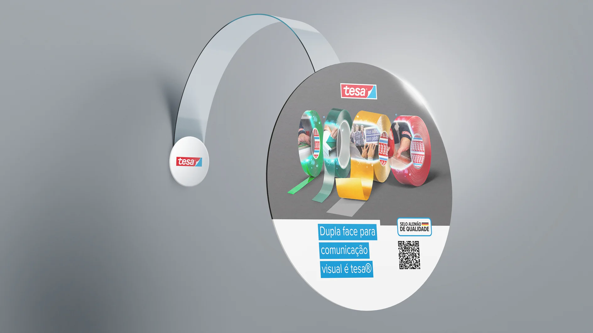 Exibição circular com uma seleção de fitas tesa em várias cores e larguras. O texto diz “Dupla face para comunicação visual é tesa®” com um código QR. O logotipo tesa® é proeminente. A foto tem um fundo metálico e minimalista. (This text has been generated by AI)