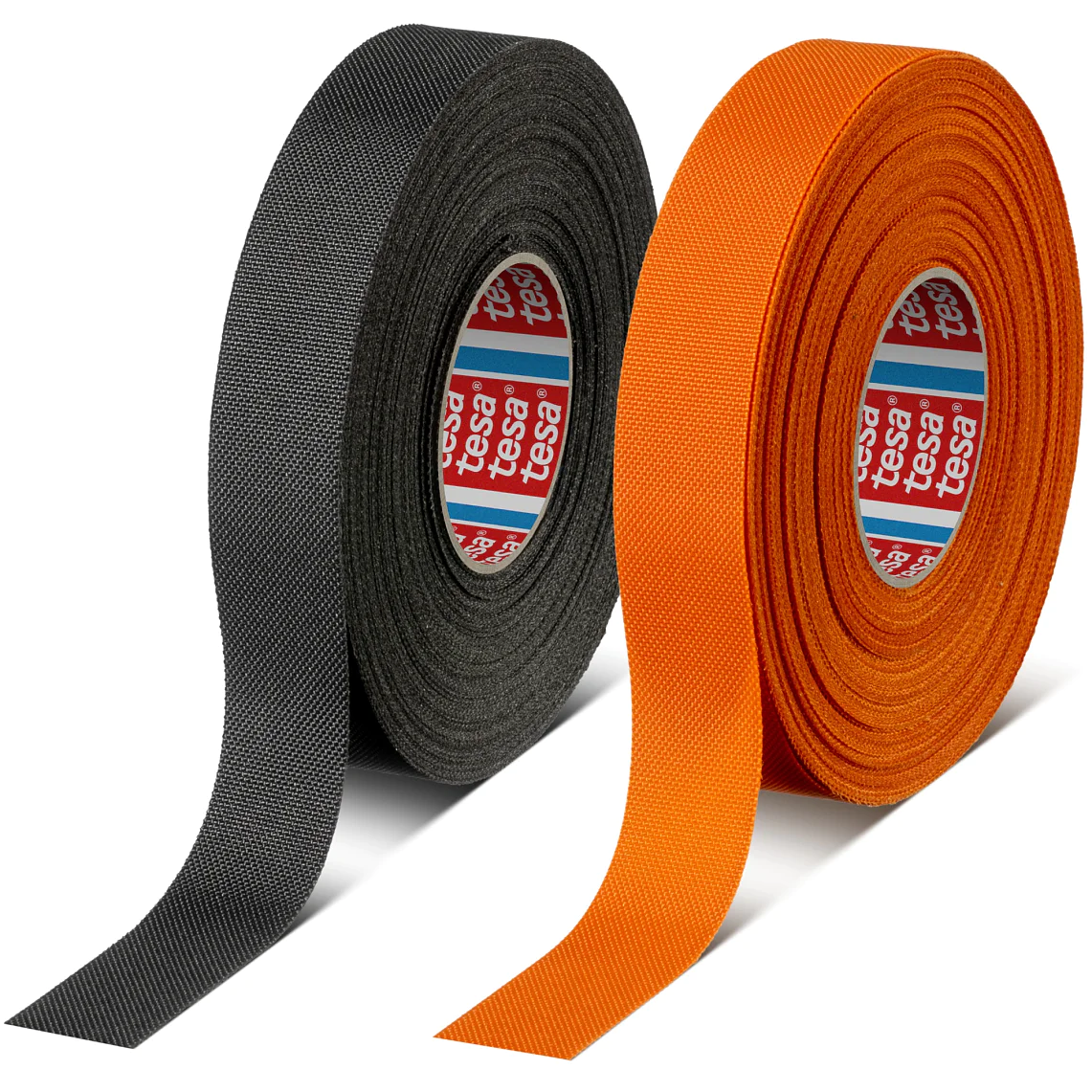 Dois rolos de fita adesiva tesa ficam em pé. Um rolo é preto e o outro é laranja. Ambos têm porções adesivas expostas que se estendem para a frente. Dentro dos núcleos de papelão, o nome da marca tesa está impresso em vermelho e azul. (This text has been generated by AI)