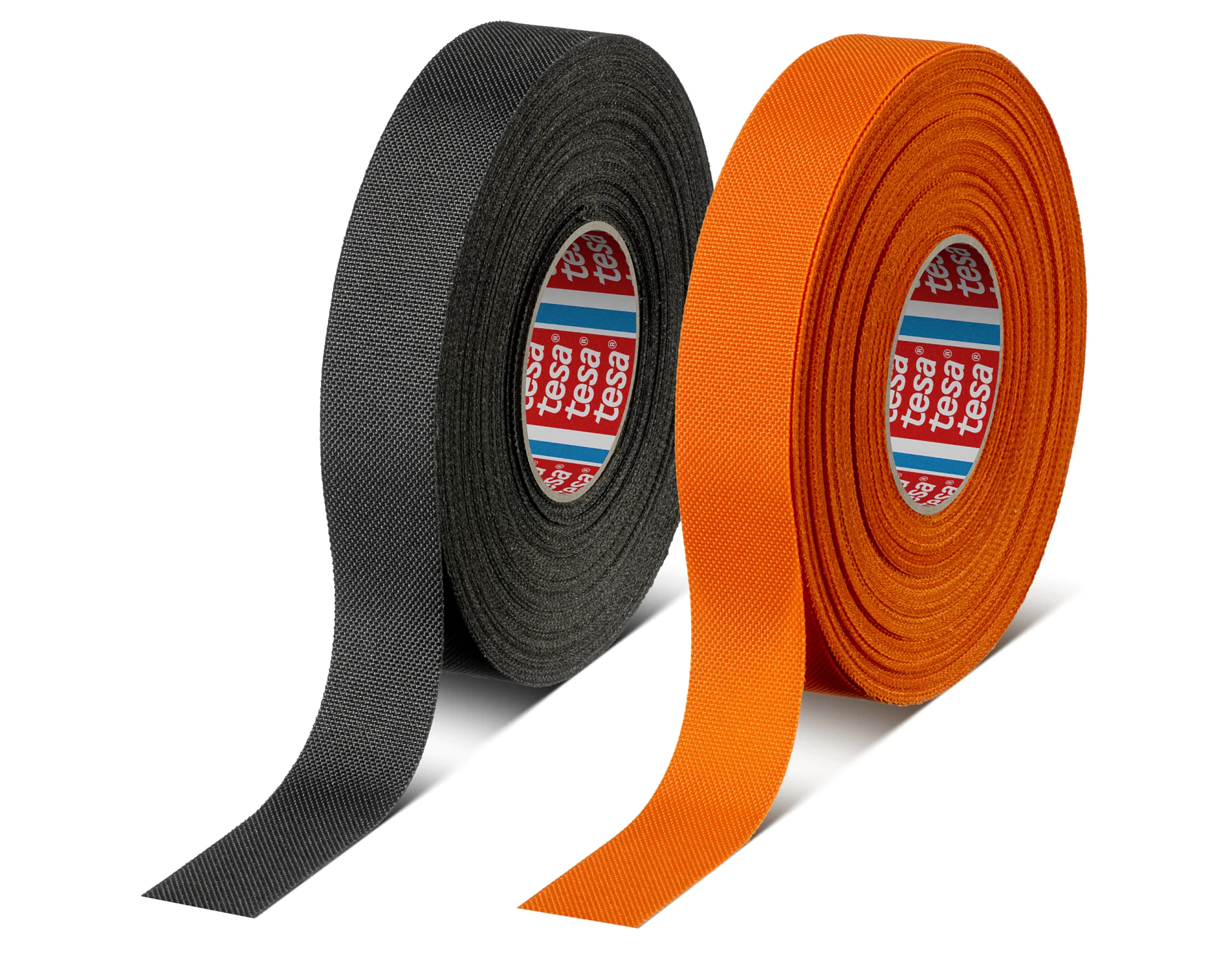 Dois rolos de fita adesiva tesa ficam em pé. Um rolo é preto e o outro é laranja. Ambos têm porções adesivas expostas que se estendem para a frente. Dentro dos núcleos de papelão, o nome da marca tesa está impresso em vermelho e azul. (This text has been generated by AI)