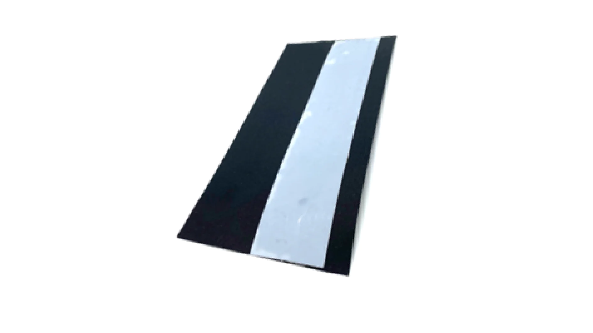 Uma folha retangular de papel preto com uma tira vertical de tinta branca ou fita tesa no centro. O papel é inclinado em um ângulo contra um fundo branco. (This text has been generated by AI)