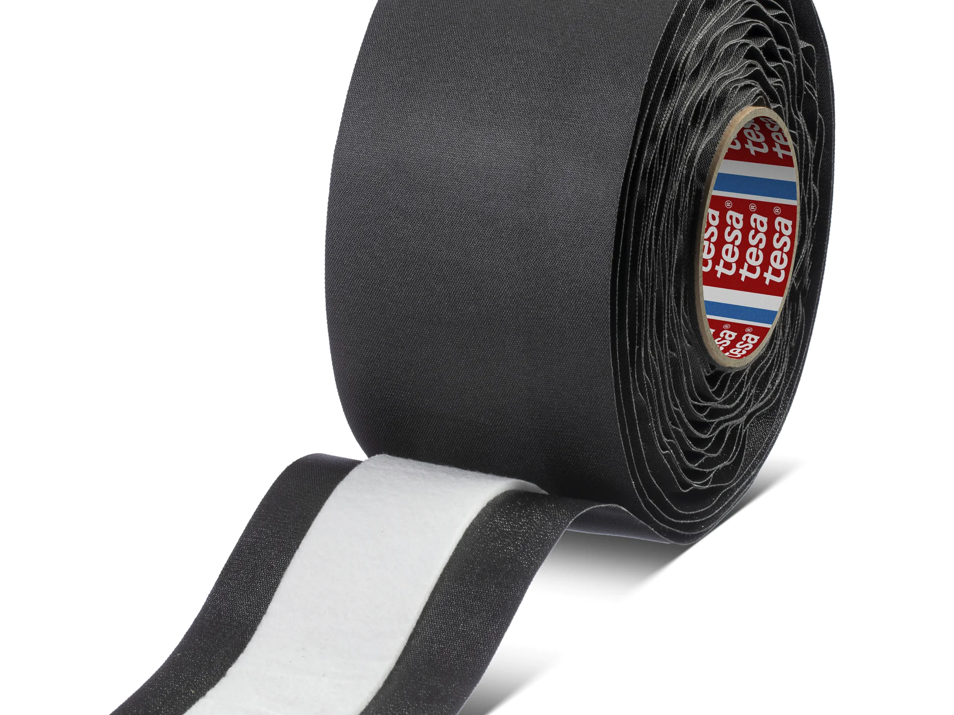 Um rolo de fita tesa preta com uma tira branca parcialmente estendida. O carretel interno é etiquetado com o nome da marca tesa em vermelho e branco. A fita tesa é mostrada contra um fundo simples e claro. (This text has been generated by AI)