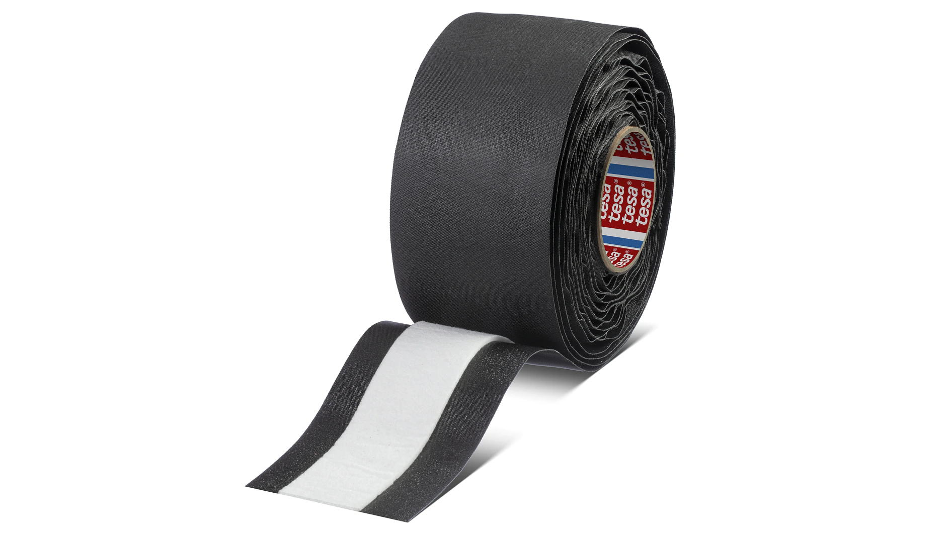 Um rolo de fita tesa preta com uma tira branca parcialmente estendida. O carretel interno é etiquetado com o nome da marca tesa em vermelho e branco. A fita tesa é mostrada contra um fundo simples e claro. (This text has been generated by AI)