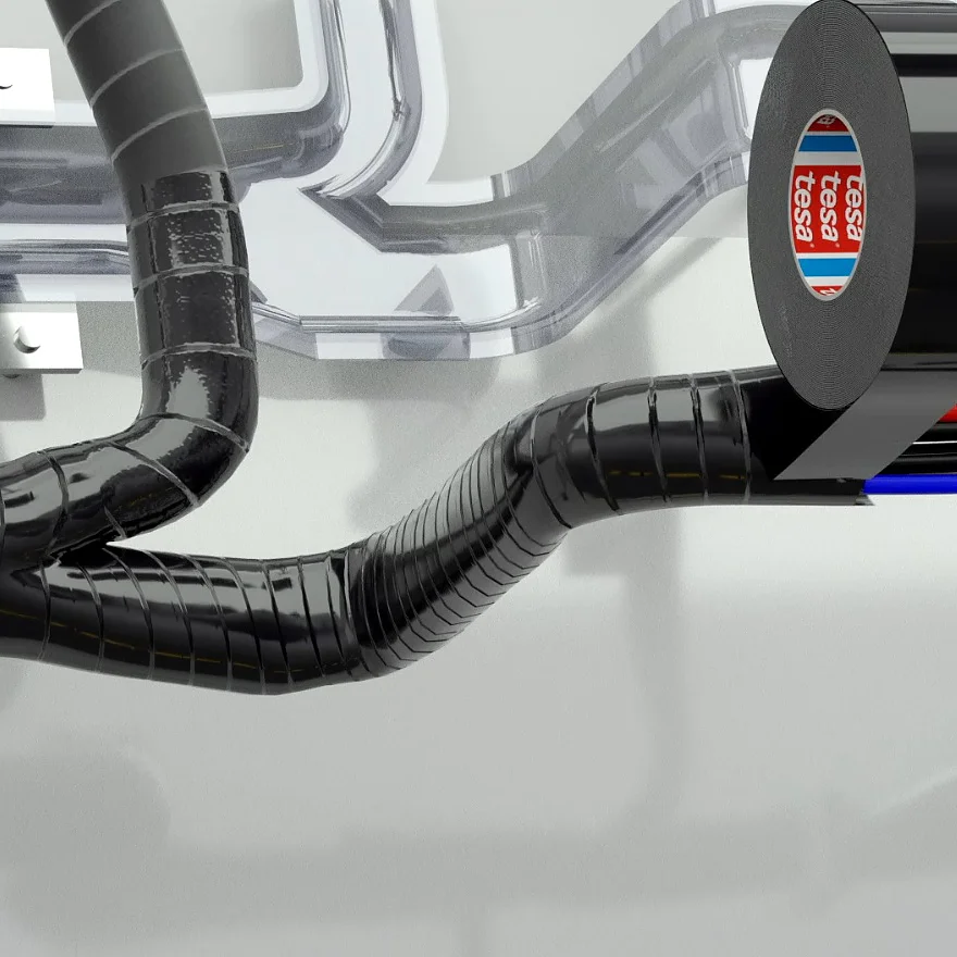Close-up de uma configuração de fiação com fita tesa preta parcialmente desenrolada, envolvendo vários fios. Os fios são coloridos de preto, azul e vermelho. Eles correm ao longo de uma parede com suportes de metal e conduítes transparentes no fundo. (This text has been generated by AI)