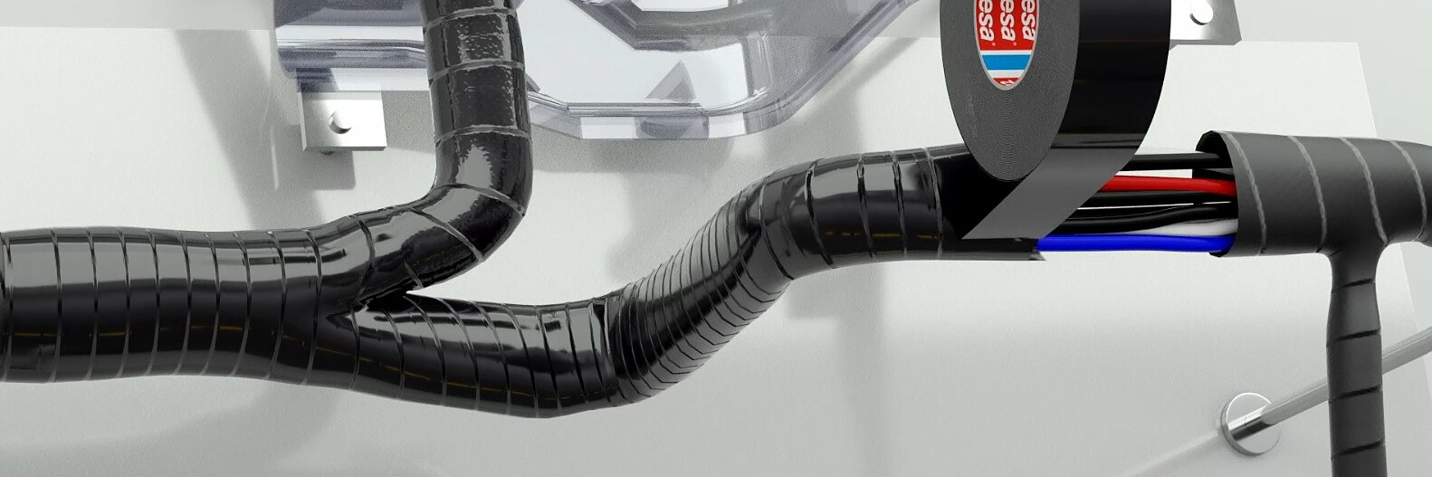 Close-up de uma configuração de fiação com fita tesa preta parcialmente desenrolada, envolvendo vários fios. Os fios são coloridos de preto, azul e vermelho. Eles correm ao longo de uma parede com suportes de metal e conduítes transparentes no fundo. (This text has been generated by AI)