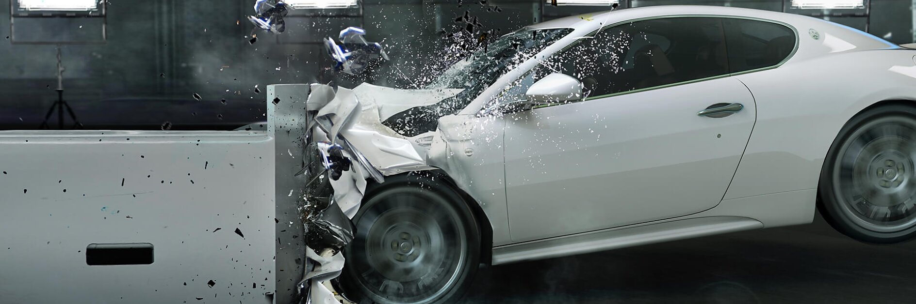 Um carro esportivo branco bate em uma barreira durante um teste. A frente do carro amassa com o impacto, com detritos e poeira no ar. Luzes brilhantes iluminam a cena por trás, enquanto pedaços de fita tesa podem ser vistos segurando várias partes juntas em esforços de reconstrução. (This text has been generated by AI)