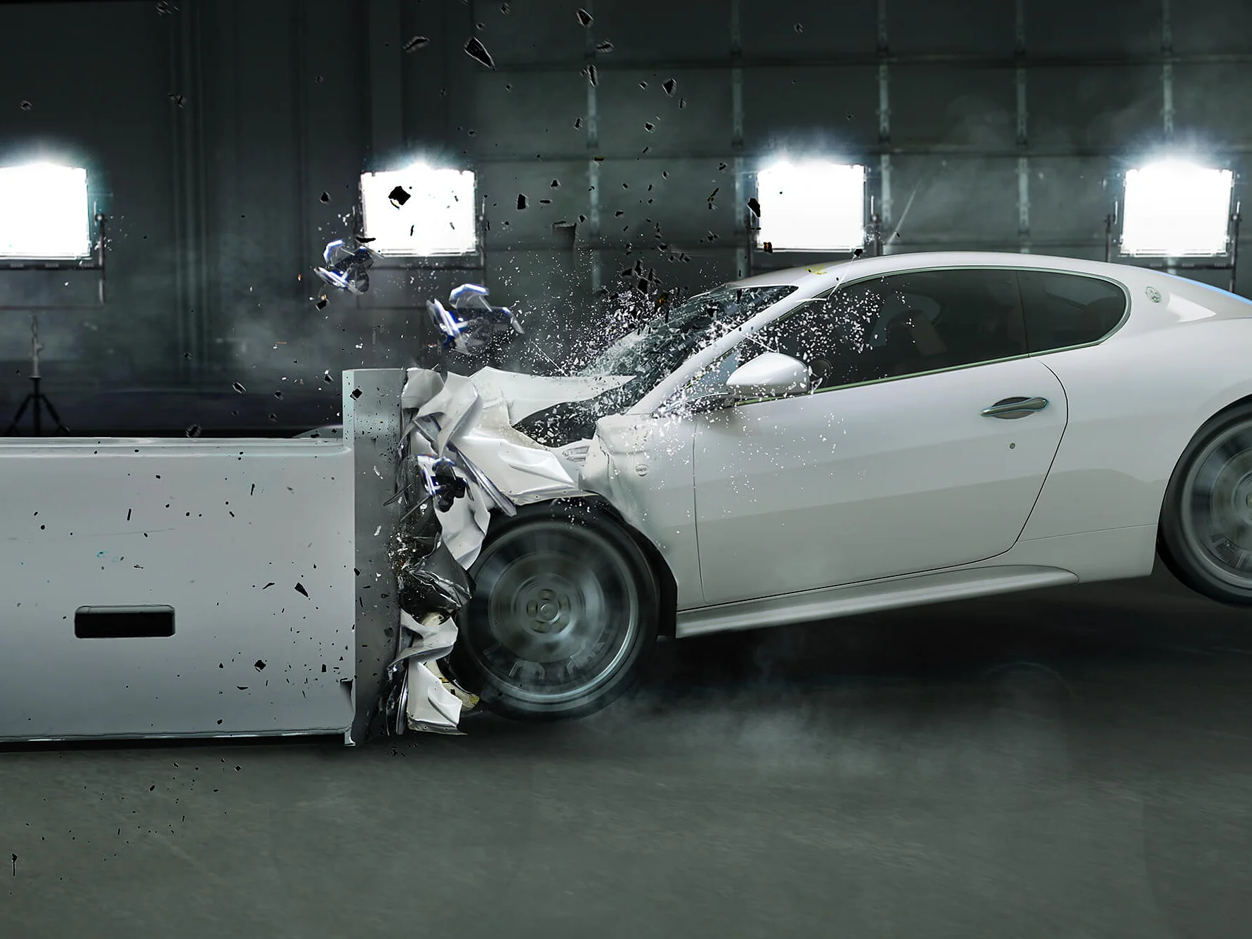 Um carro esportivo branco bate em uma barreira durante um teste. A frente do carro amassa com o impacto, com detritos e poeira no ar. Luzes brilhantes iluminam a cena por trás, enquanto pedaços de fita tesa podem ser vistos segurando várias partes juntas em esforços de reconstrução. (This text has been generated by AI)