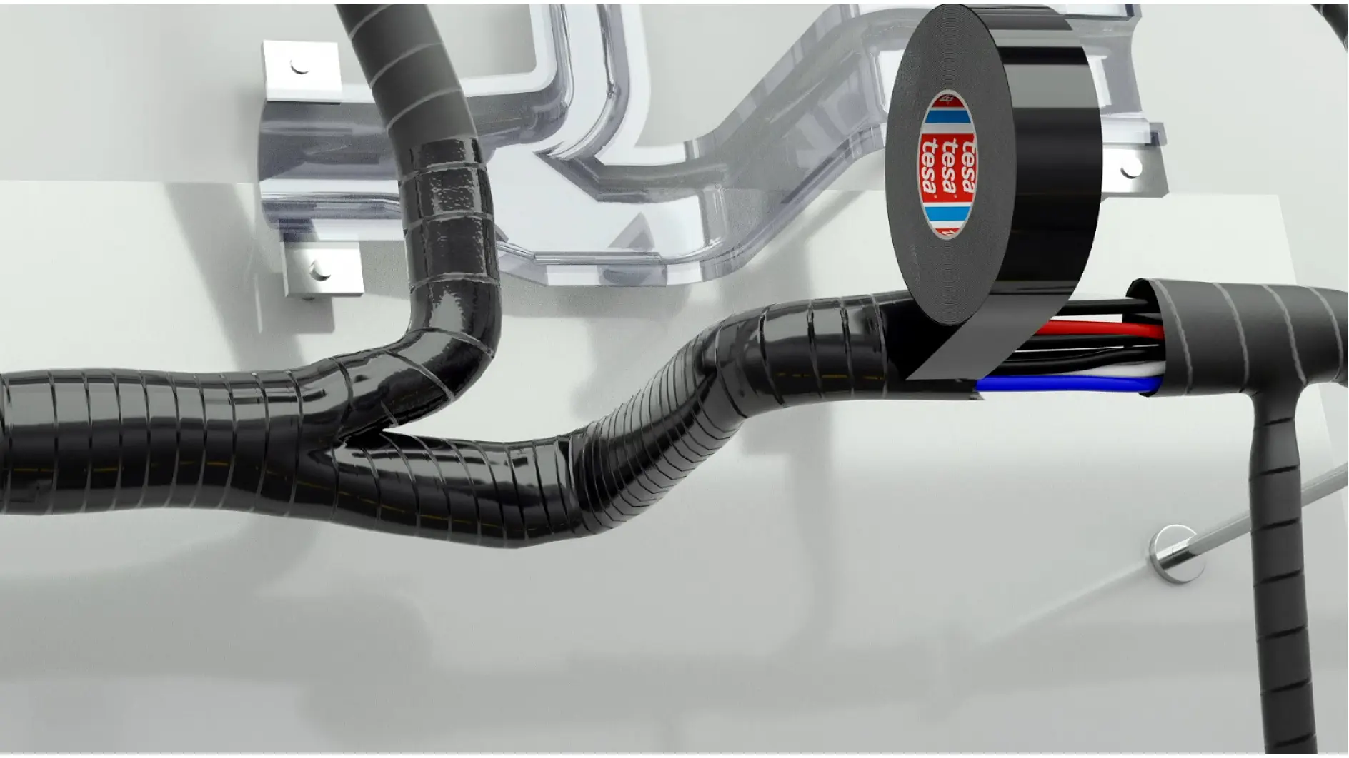 Close-up de uma configuração de fiação com fita tesa preta parcialmente desenrolada, envolvendo vários fios. Os fios são coloridos de preto, azul e vermelho. Eles correm ao longo de uma parede com suportes de metal e conduítes transparentes no fundo. (This text has been generated by AI)