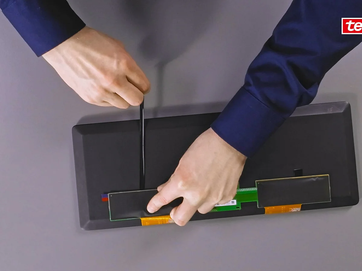 automotive-bond-detach-display-sm