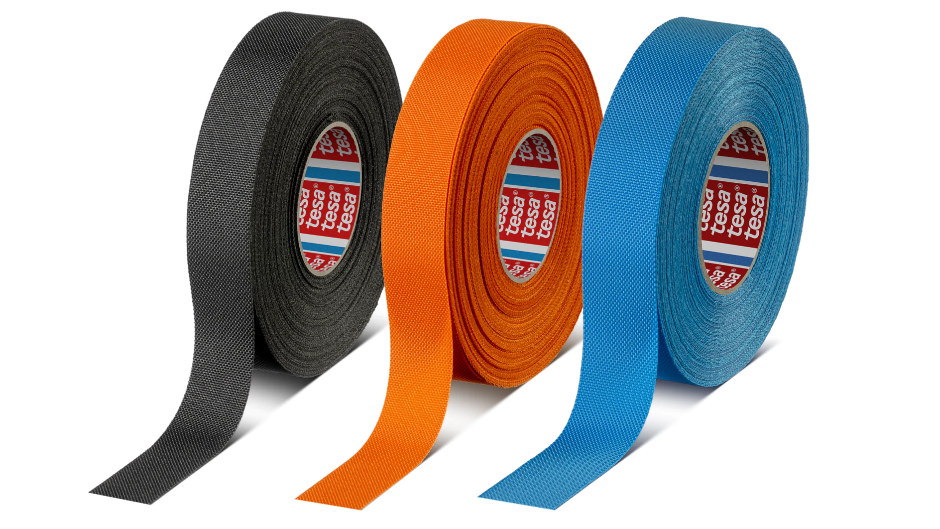 tesa® 69000 PA Cloth Tape Diagrama de um carro com carroceria externa transparente destacando componentes internos: proteção do motor, chicote do assento, cabos de alta tensão e chicote da carroceria. As anotações exibem áreas-chave com pequenas imagens mostrando vistas de perto dessas peças onde vários produtos de fita tesa são aplicados para isolamento e reforço. (This text has been generated by AI)