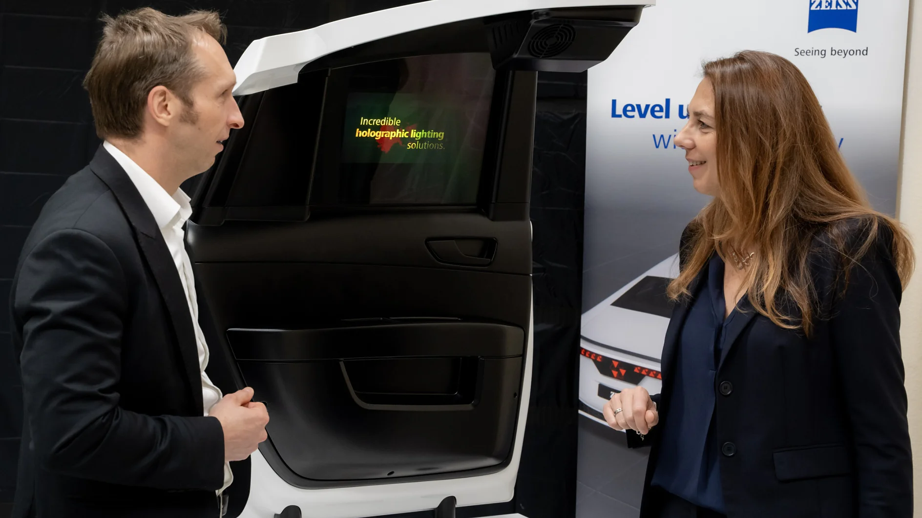 Dr Ingrid Sebald, Member of the Executive Board, Technology at tesa, and Andre Kutz, Head of ZEISS Photonics and Optic, in conversation.