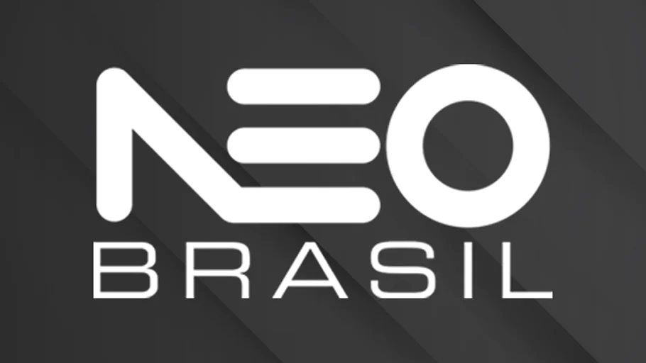 neo Logotipo com o texto NEO BRASIL em letras brancas em negrito sobre um fundo escuro e listrado diagonalmente com fita tesa. (This text has been generated by AI)
