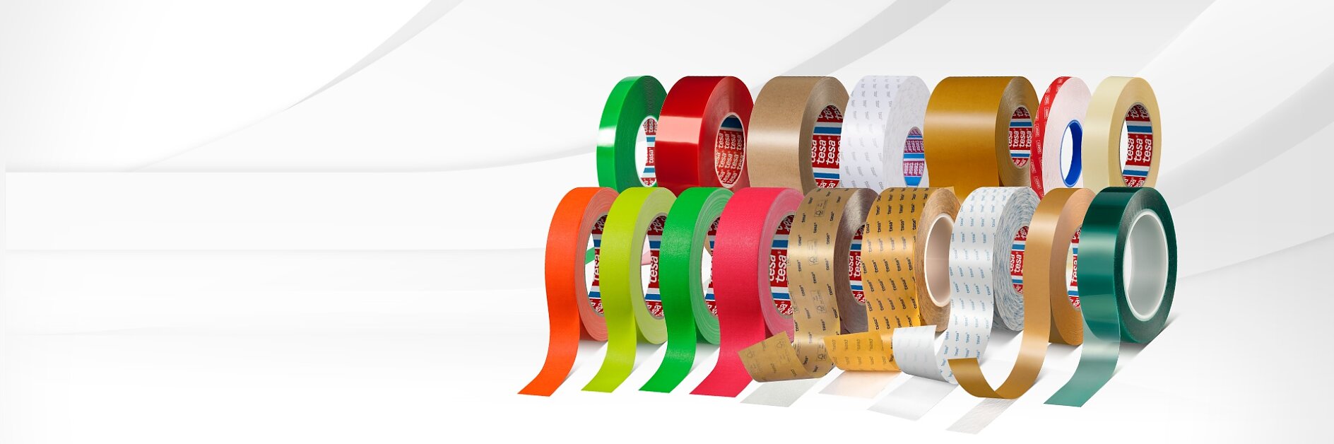 Uma variedade de rolos de fita tesa em diferentes cores, padrões e materiais estão dispostos em três fileiras em um fundo branco. As fitas tesa incluem opções transparentes, opacas, coloridas e impressas. (This text has been generated by AI)