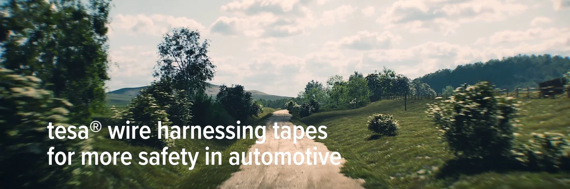 1_tesa_safety_main_video_FullHD Com a transformação automotiva para veículos elétricos, a segurança tornou-se uma preocupação crescente no design automotivo. Na tesa, enfrentamos esse desafio com fitas de chicoteamento de alta performance que atuam nas áreas de maior risco: proteção contra incêndio, resistência à abrasão e segurança em colisões. Nossas soluções, como tesa® 67003, 69000 e 63000, foram desenvolvidas para proteger cabos sob condições extremas, ajudando os fabricantes a aumentar a segurança dos veículos e atender aos padrões da indústria em constante evolução.