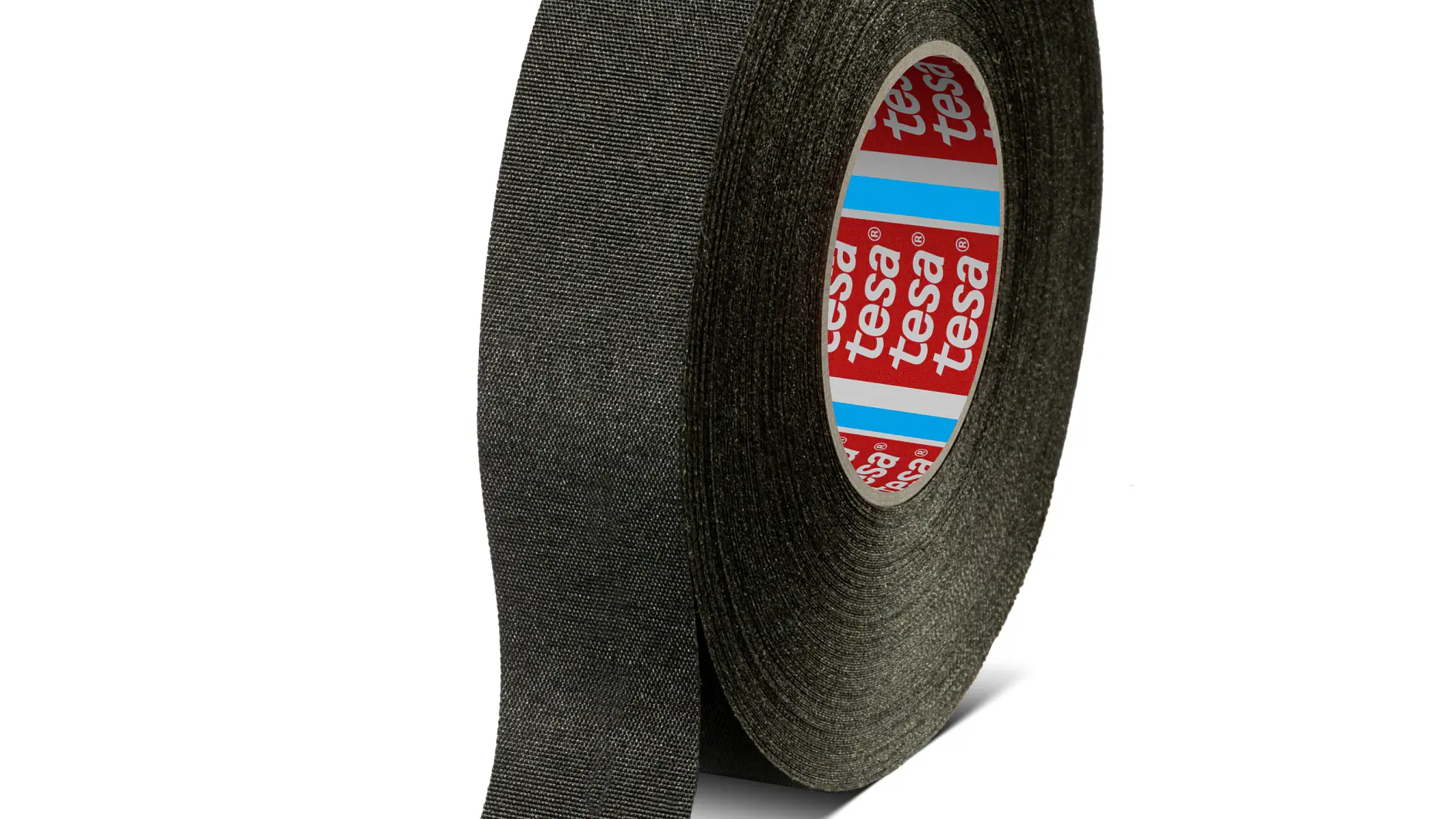 Um rolo de fita tesa de tecido preto está na posição vertical, com um pouco de fita desenrolada. O núcleo interno exibe uma etiqueta tesa vermelha, azul e branca repetidamente. (This text has been generated by AI)