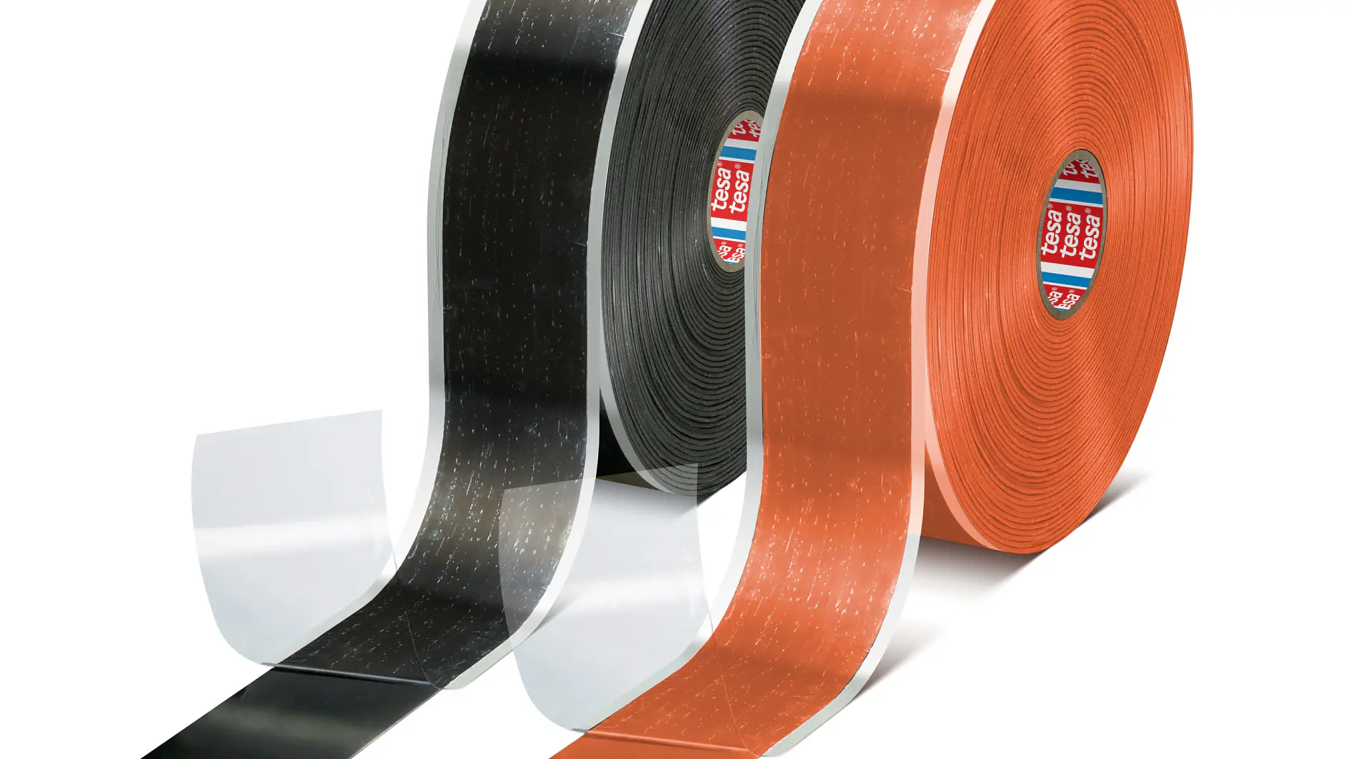 Dois rolos grandes de fita tesa, um preto e um laranja, estão lado a lado com a proteção transparente parcialmente removida para mostrar o adesivo. (This text has been generated by AI)