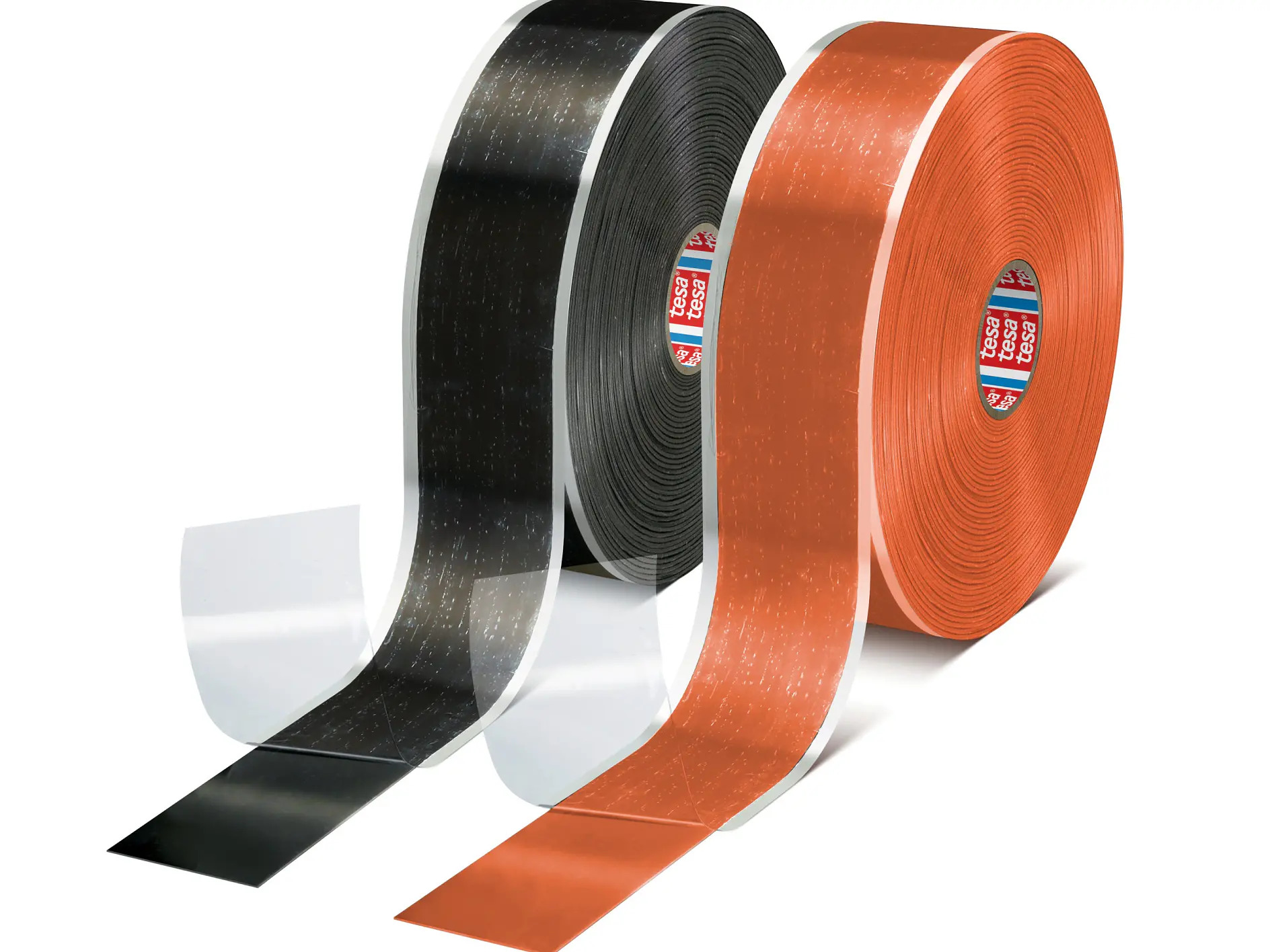 Dois rolos grandes de fita tesa, um preto e um laranja, estão lado a lado com a proteção transparente parcialmente removida para mostrar o adesivo. (This text has been generated by AI)