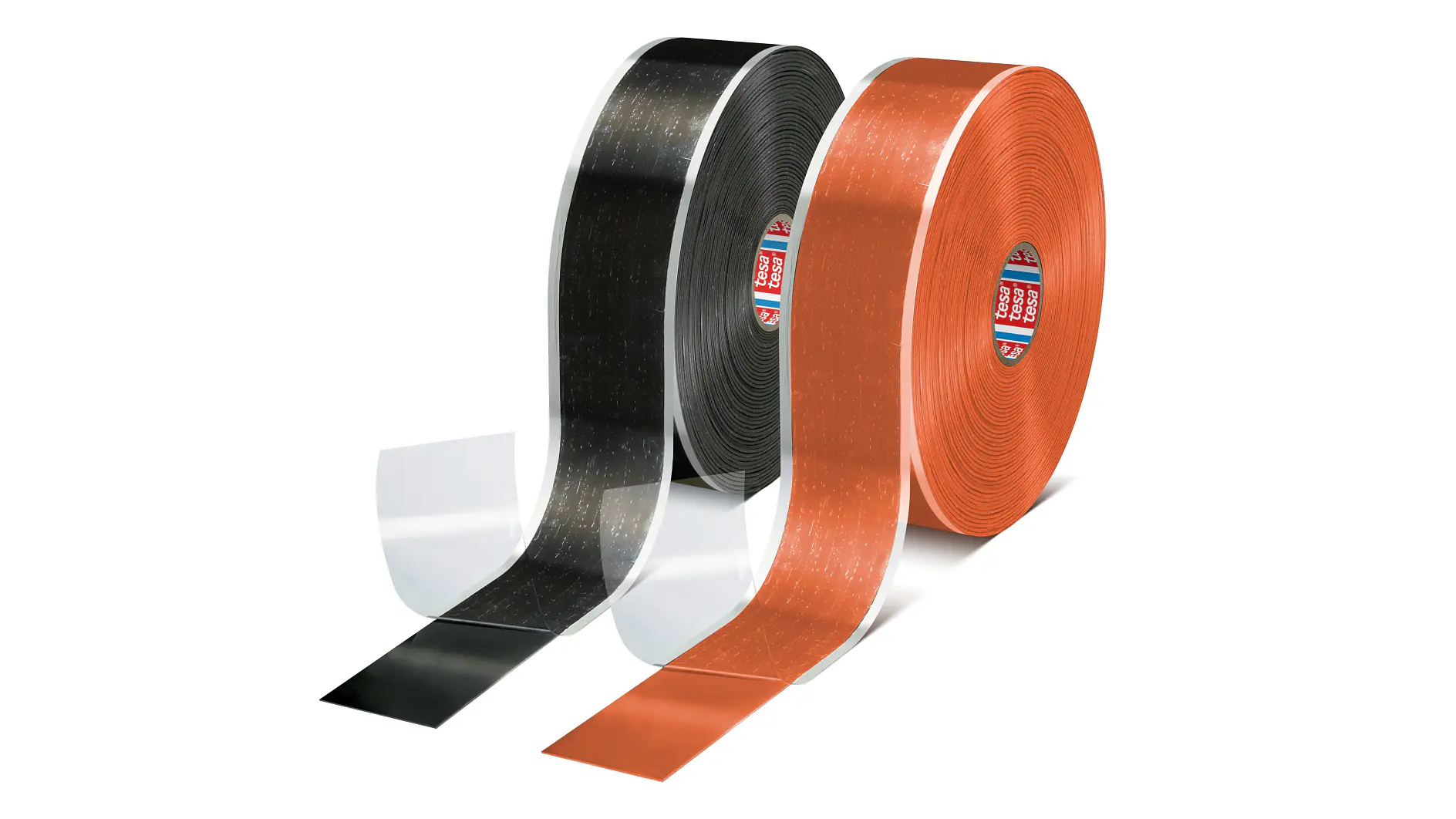 Dois rolos grandes de fita tesa, um preto e um laranja, estão lado a lado com a proteção transparente parcialmente removida para mostrar o adesivo. (This text has been generated by AI)