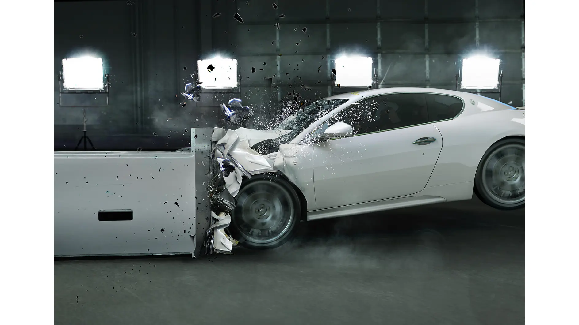 Um carro esportivo branco colide de frente com uma barreira em uma configuração de teste de colisão usando fita tesa, com detritos voando sob luzes brilhantes. (This text has been generated by AI)