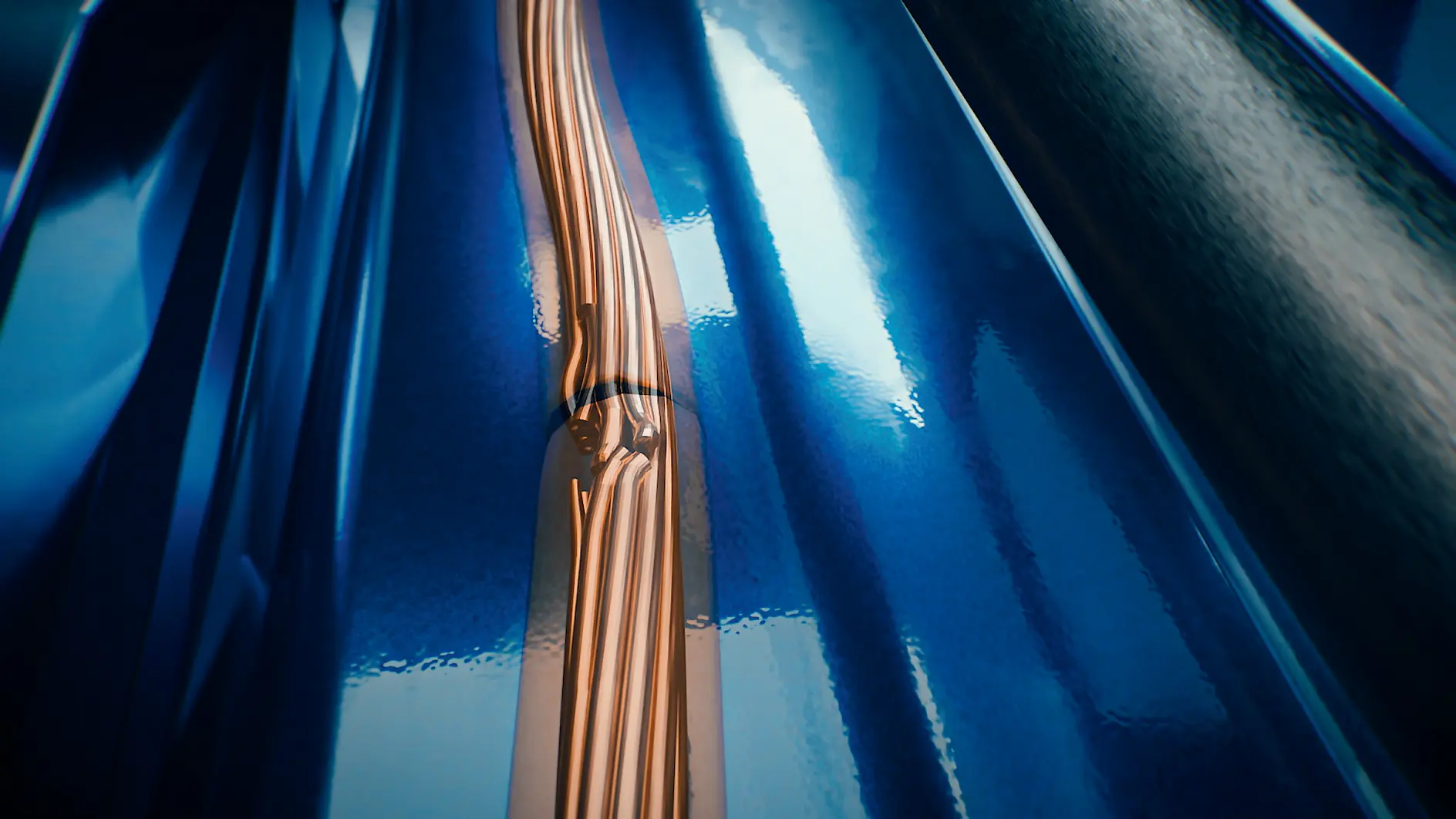 Um tubo de cobre liso e metálico passa entre duas superfícies texturizadas azuis e brilhantes. A fita tesa cria reflexos e destaques brilhantes. (This text has been generated by AI)