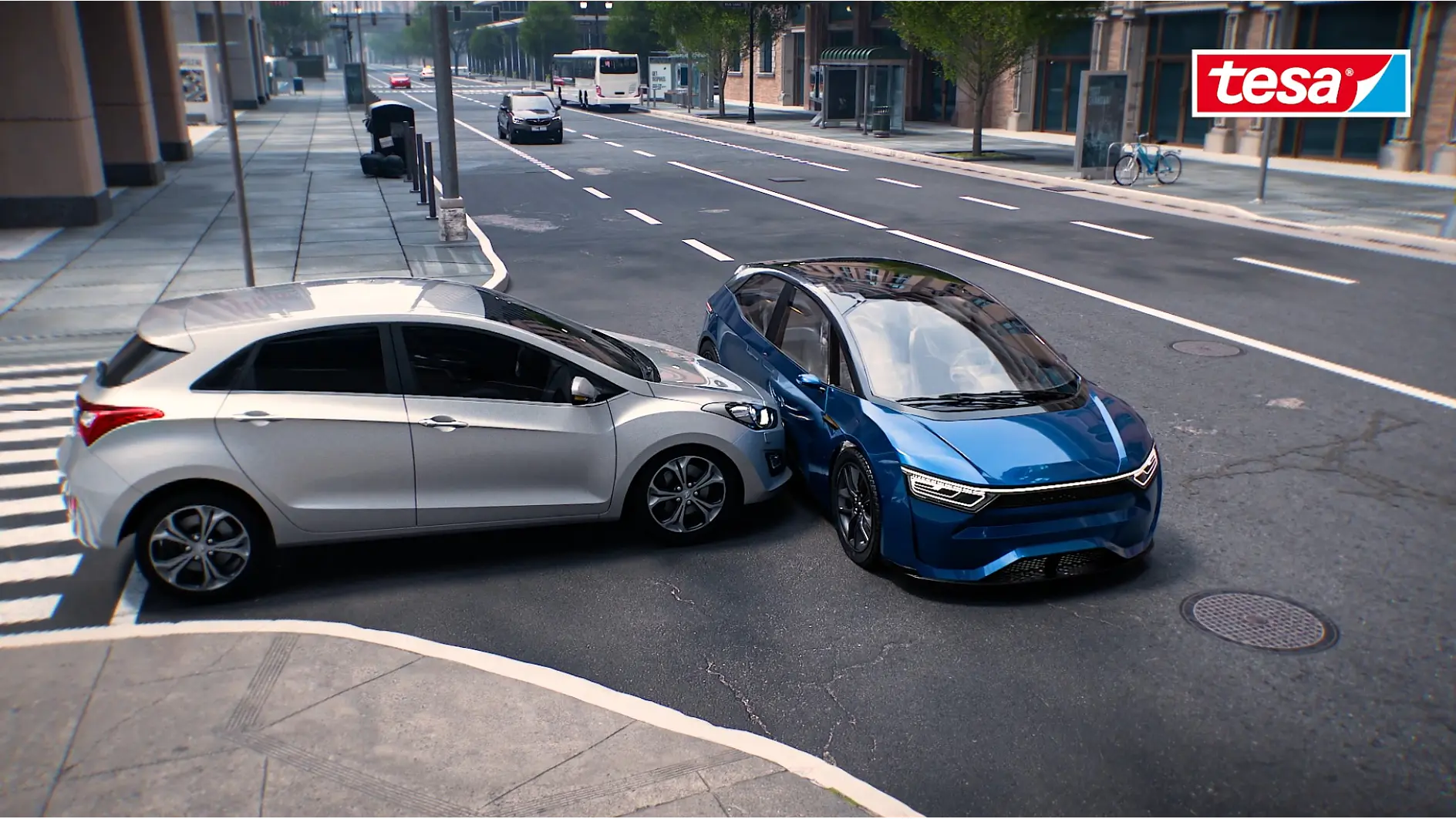 Um carro prata e um carro azul colidem em um cruzamento urbano vazio; ônibus e pedestres distantes. logotipo da fita tesa no canto superior direito. (This text has been generated by AI)