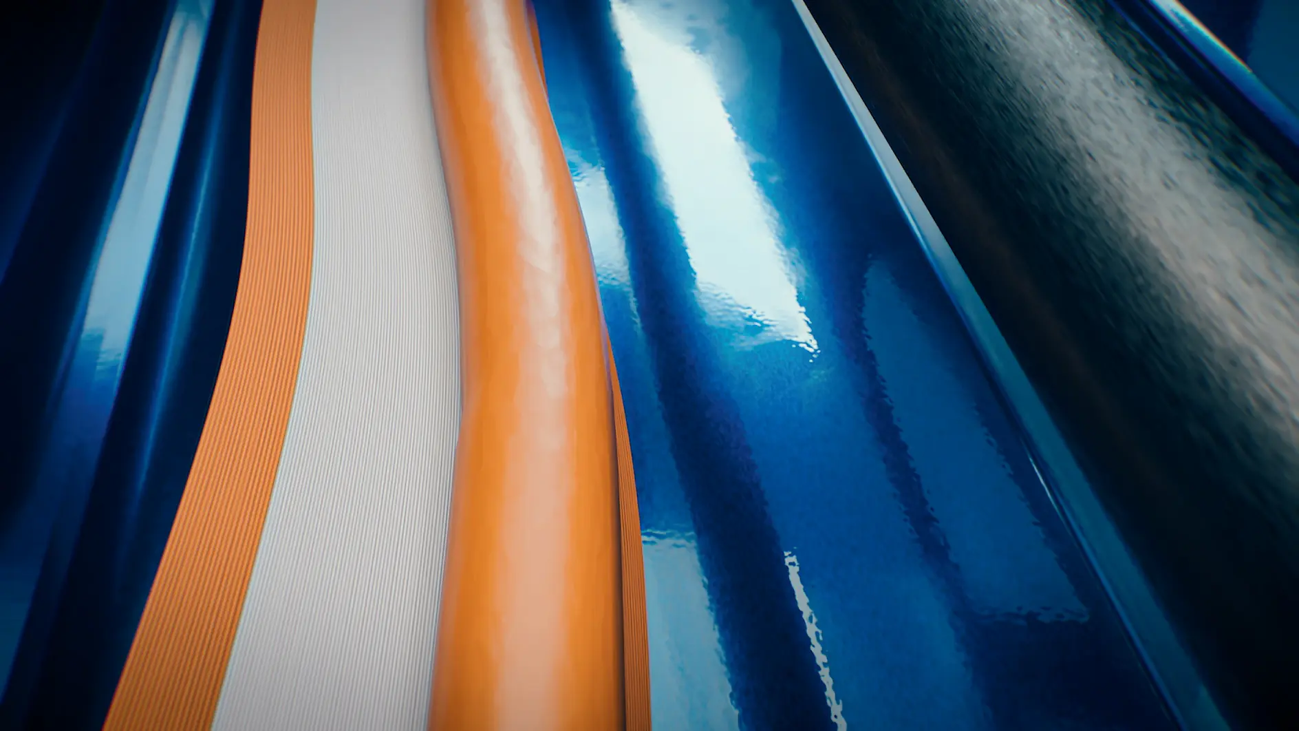 Close-up de superfícies brilhantes e paralelas de fita tesa em laranja, branco, azul e preto com reflexos que destacam suas texturas brilhantes. (This text has been generated by AI)