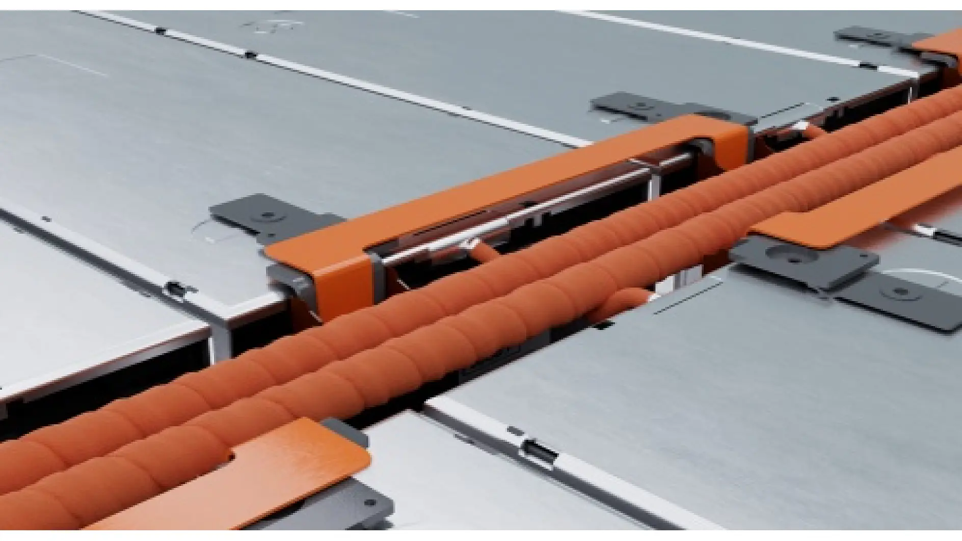 Close-up de uma bateria de veículo elétrico mostrando cabos laranja de alta tensão presos com fita tesa e partes organizadas da carcaça de metal. (This text has been generated by AI)