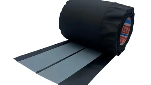 Um rolo de fita tesa preta com um acabamento liso e brilhante, parcialmente desenrolado para revelar a parte inferior pegajosa e várias tiras em camadas.