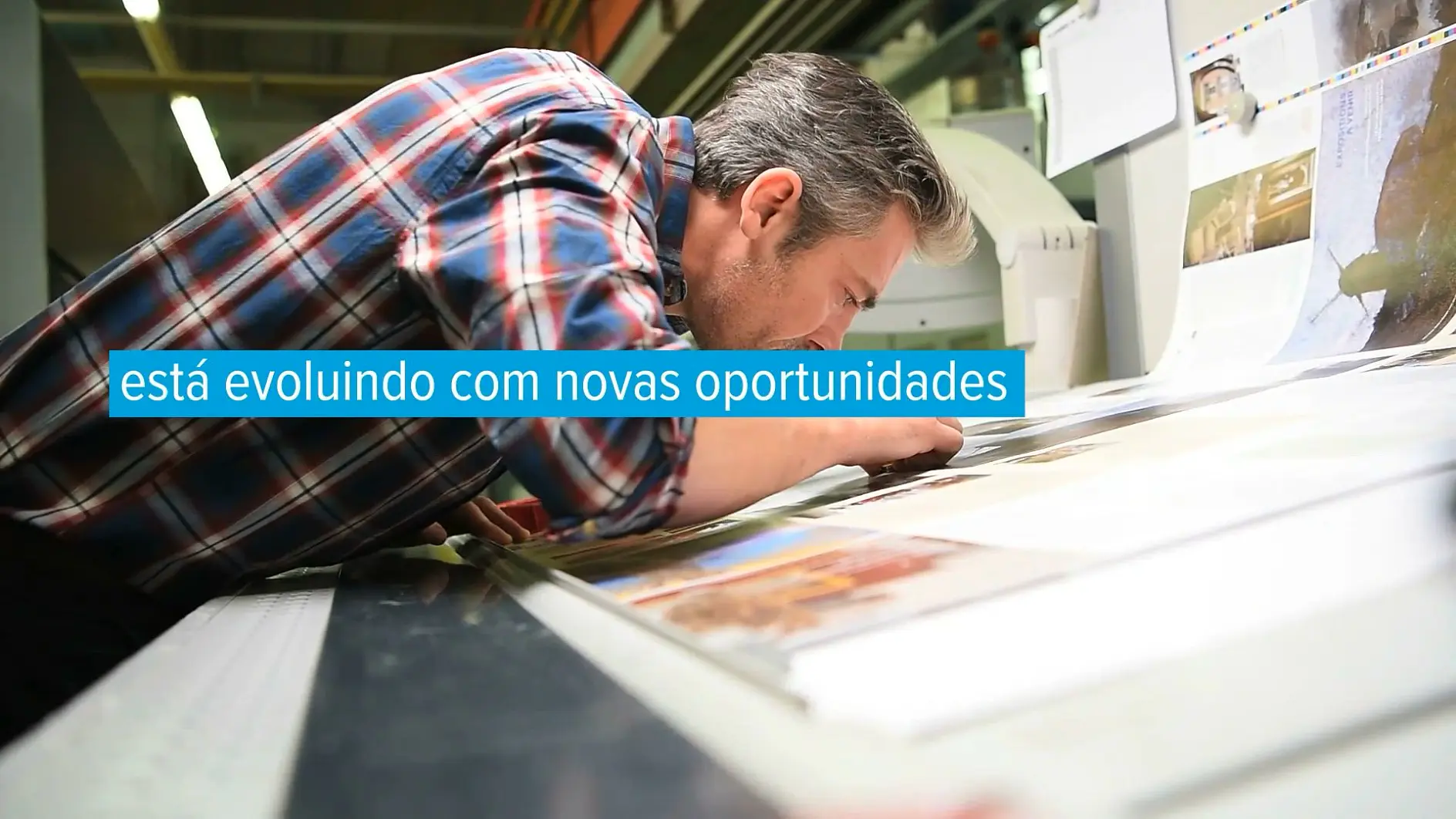 Vídeo com especialistas técnicos da tesa em um ambiente de impressão flexográfica.