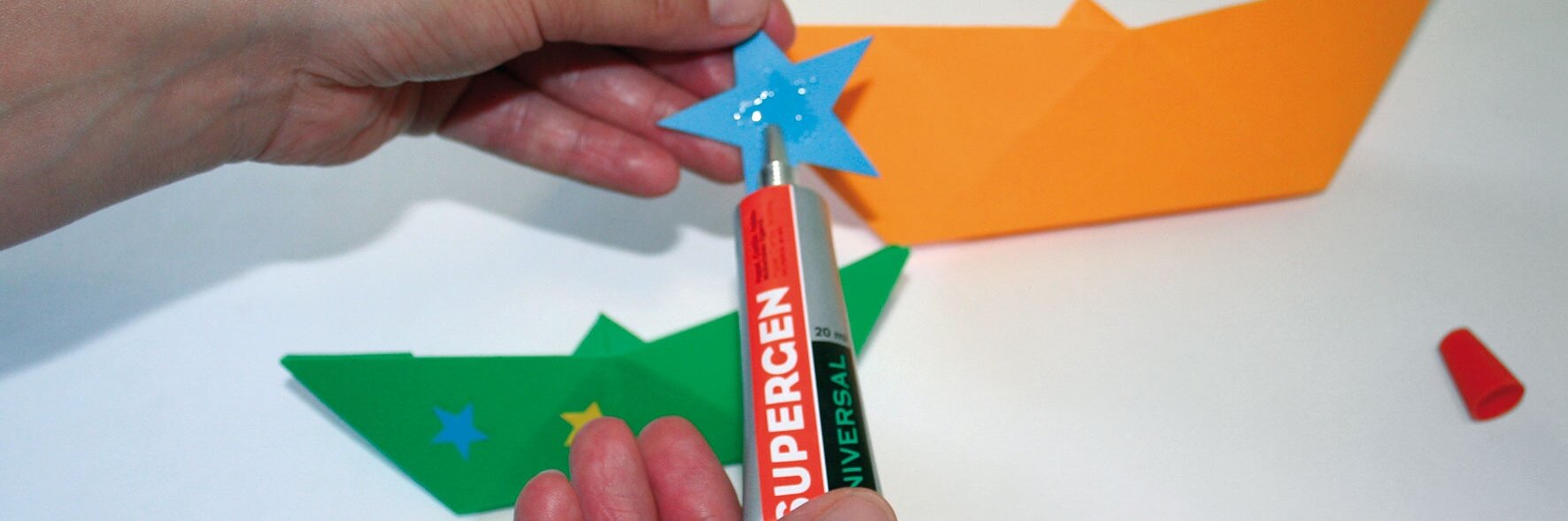 Cola universal transparente para uniões resistentes entre materiais leves.